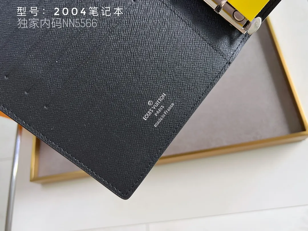 💰140 Top Original 💎 Latest Date 📅 Notepad This small notepad cover is made of Monogram canvas and can hold three credit cards. It can also be used as an address book, notebook or calendar. Epi leather is delicately embossed with LV initials and is lined with intertwined textured leather - Push-button closure - Six-ring binder with three rings in a set, six credit card slots and two internal compartments - Notepad insert available separately. Model: 2004 Size: 14x8cm