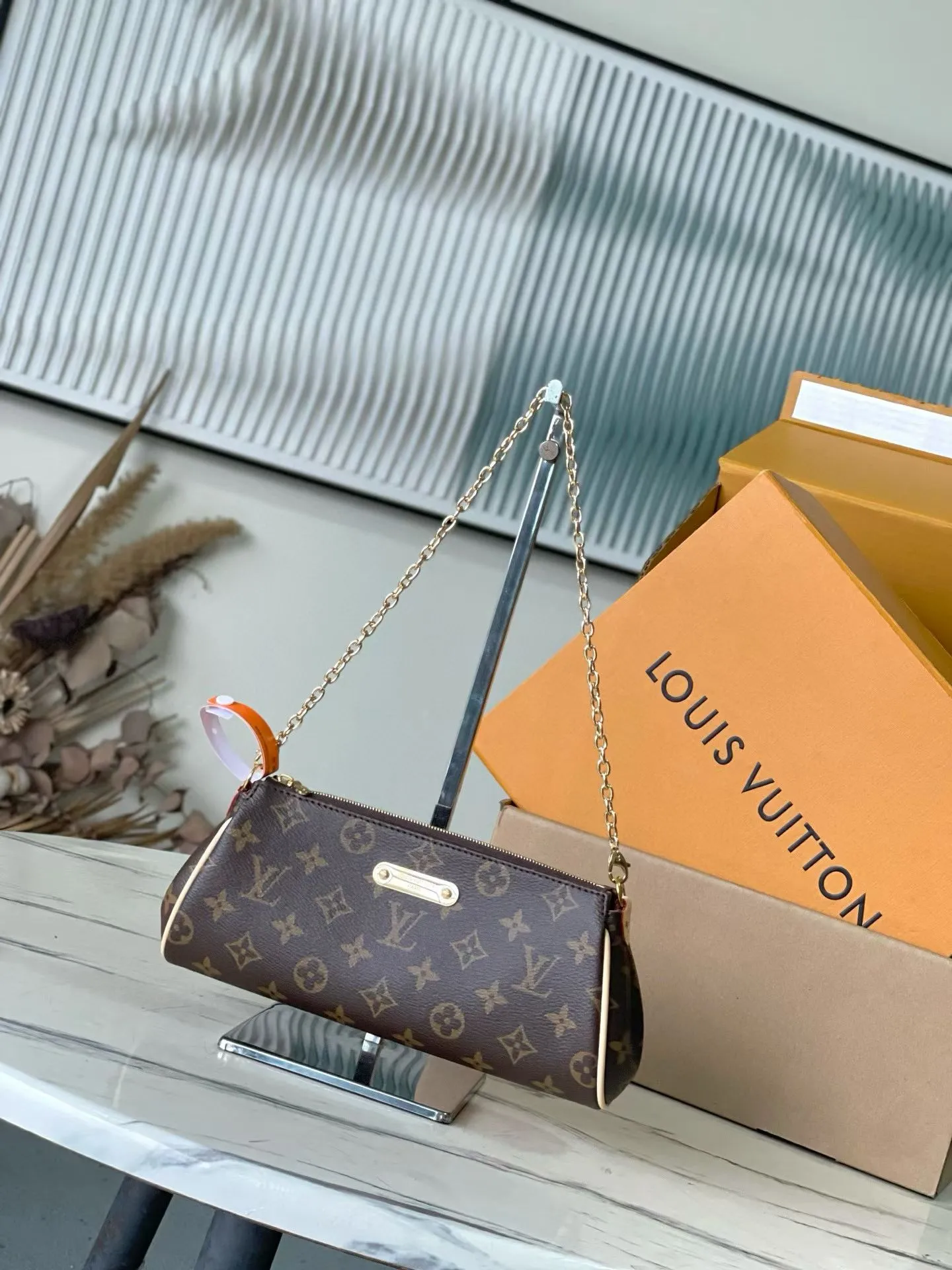 💰700 Top-quality original M13567 presbyopia This Pochette Eva handbag is made of the brand's Monogram canvas with contrasting leather trim, conveying elegance with unique touches. The engraved logo plate and detachable chain complement each other, and the shape is convenient for storing daily necessities such as a short wallet and cosmetics. 11 x 5 x 27 cm (H x W x Length).