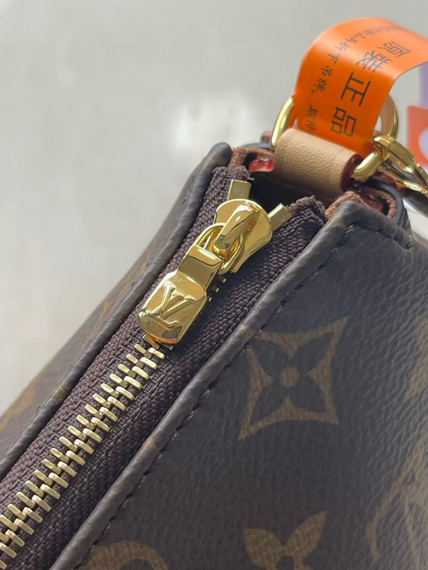 💰700 Top-quality original M13567 presbyopia This Pochette Eva handbag is made of the brand's Monogram canvas with contrasting leather trim, conveying elegance with unique touches. The engraved logo plate and detachable chain complement each other, and the shape is convenient for storing daily necessities such as a short wallet and cosmetics. 11 x 5 x 27 cm (H x W x Length).