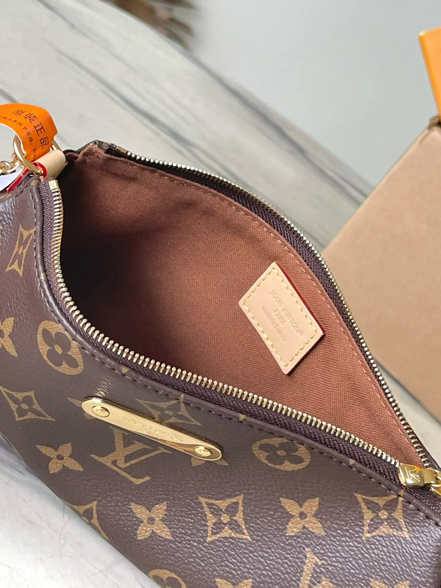 💰700 Top-quality original M13567 presbyopia This Pochette Eva handbag is made of the brand's Monogram canvas with contrasting leather trim, conveying elegance with unique touches. The engraved logo plate and detachable chain complement each other, and the shape is convenient for storing daily necessities such as a short wallet and cosmetics. 11 x 5 x 27 cm (H x W x Length).
