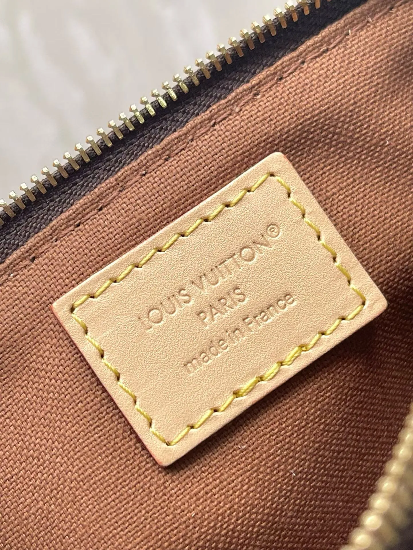 💰700 Top-quality original M13567 presbyopia This Pochette Eva handbag is made of the brand's Monogram canvas with contrasting leather trim, conveying elegance with unique touches. The engraved logo plate and detachable chain complement each other, and the shape is convenient for storing daily necessities such as a short wallet and cosmetics. 11 x 5 x 27 cm (H x W x Length).