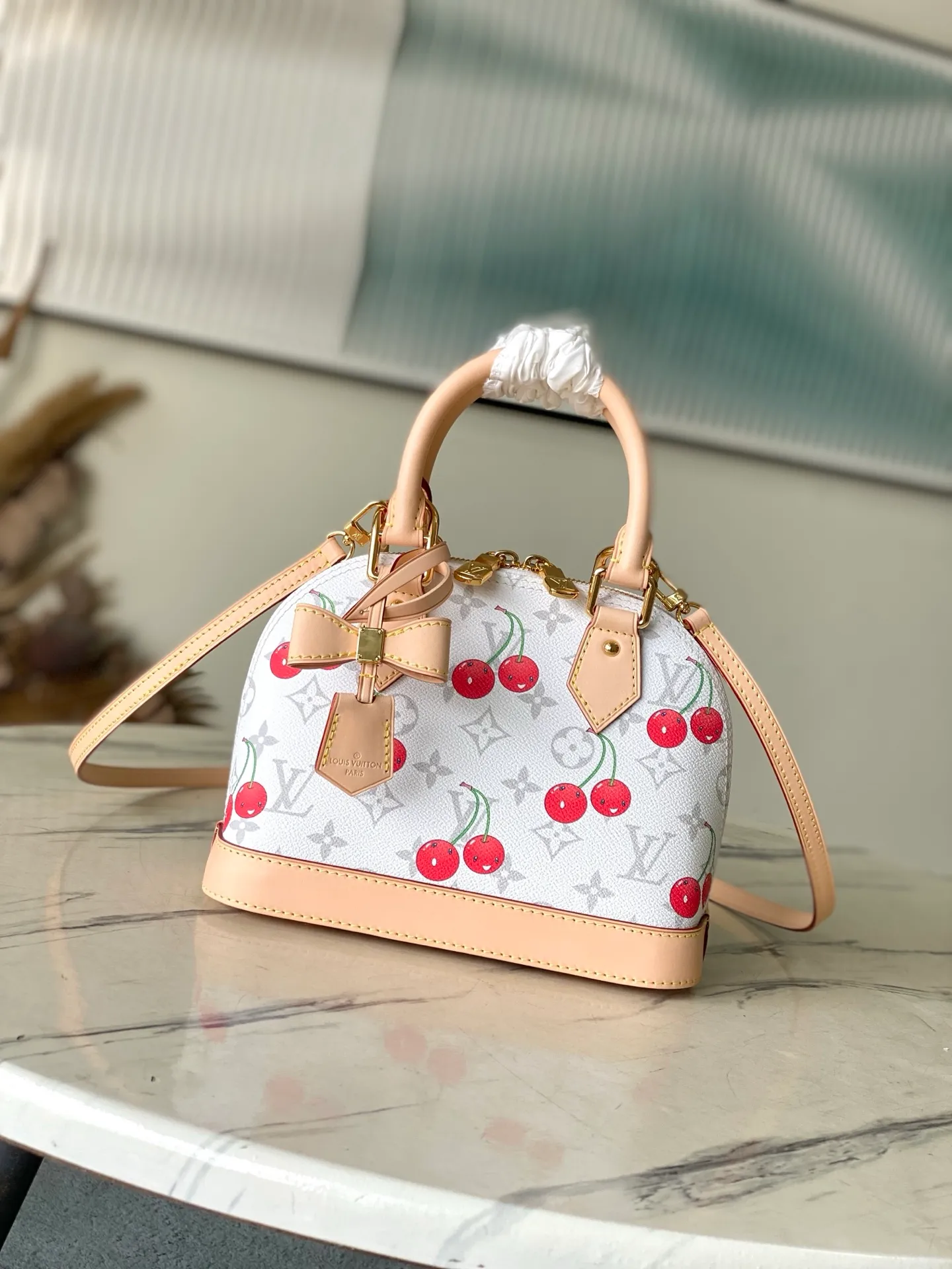 💰1100 Top Original Order M14234 This AlmaBB handbag blends into the joyful atmosphere of the Louis Vuitton x Takashi Murakami replica series, using Monogram coated canvas to outline the Art Deco style outline, highlighting the bright cherry pattern painted by the artist. The Toron top handle, bottom and bow-shaped key holder are all made of leather. Dimensions: 23.5 × 17.5 × 11.5 cm