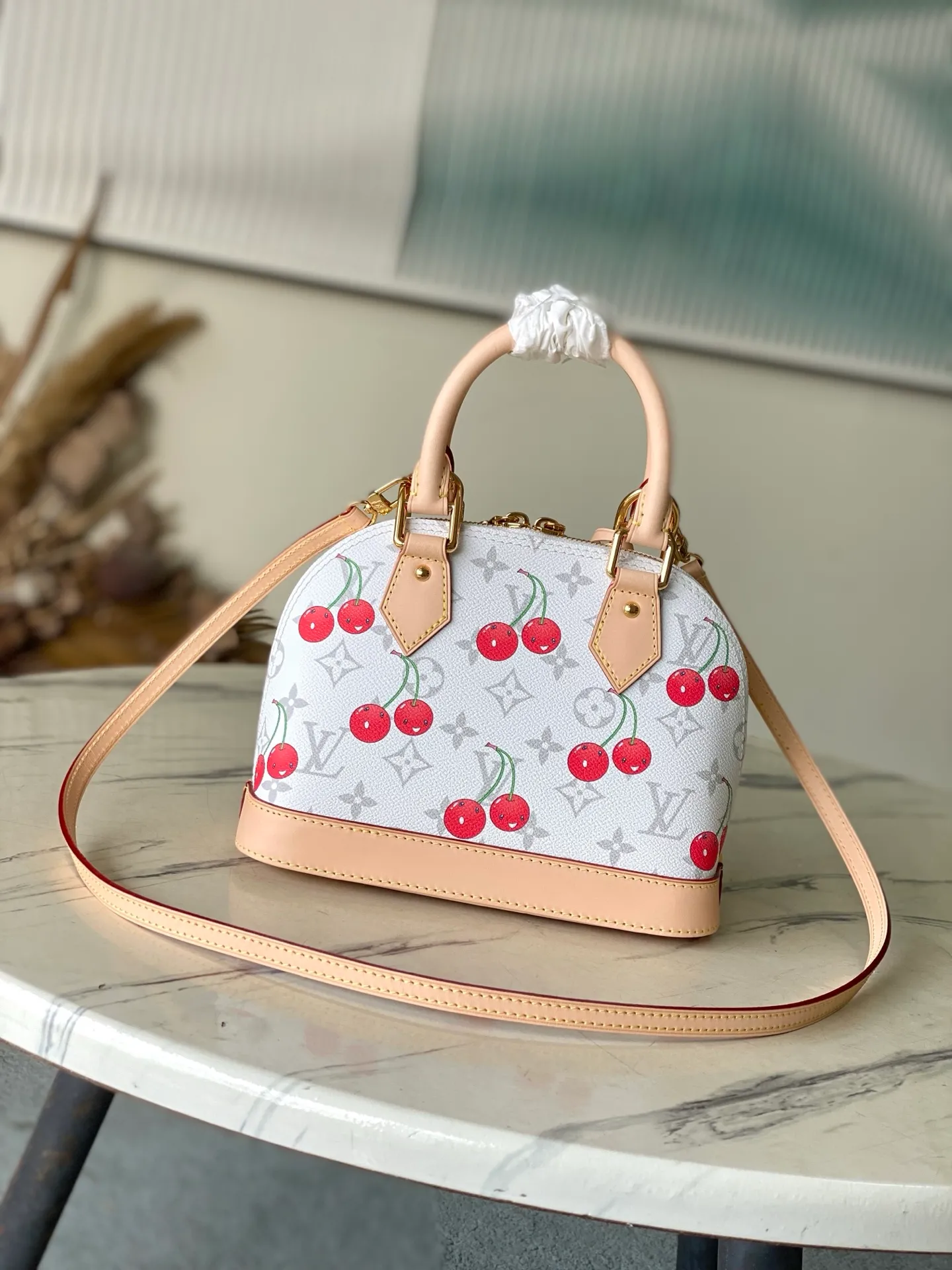 💰1100 Top Original Order M14234 This AlmaBB handbag blends into the joyful atmosphere of the Louis Vuitton x Takashi Murakami replica series, using Monogram coated canvas to outline the Art Deco style outline, highlighting the bright cherry pattern painted by the artist. The Toron top handle, bottom and bow-shaped key holder are all made of leather. Dimensions: 23.5 × 17.5 × 11.5 cm