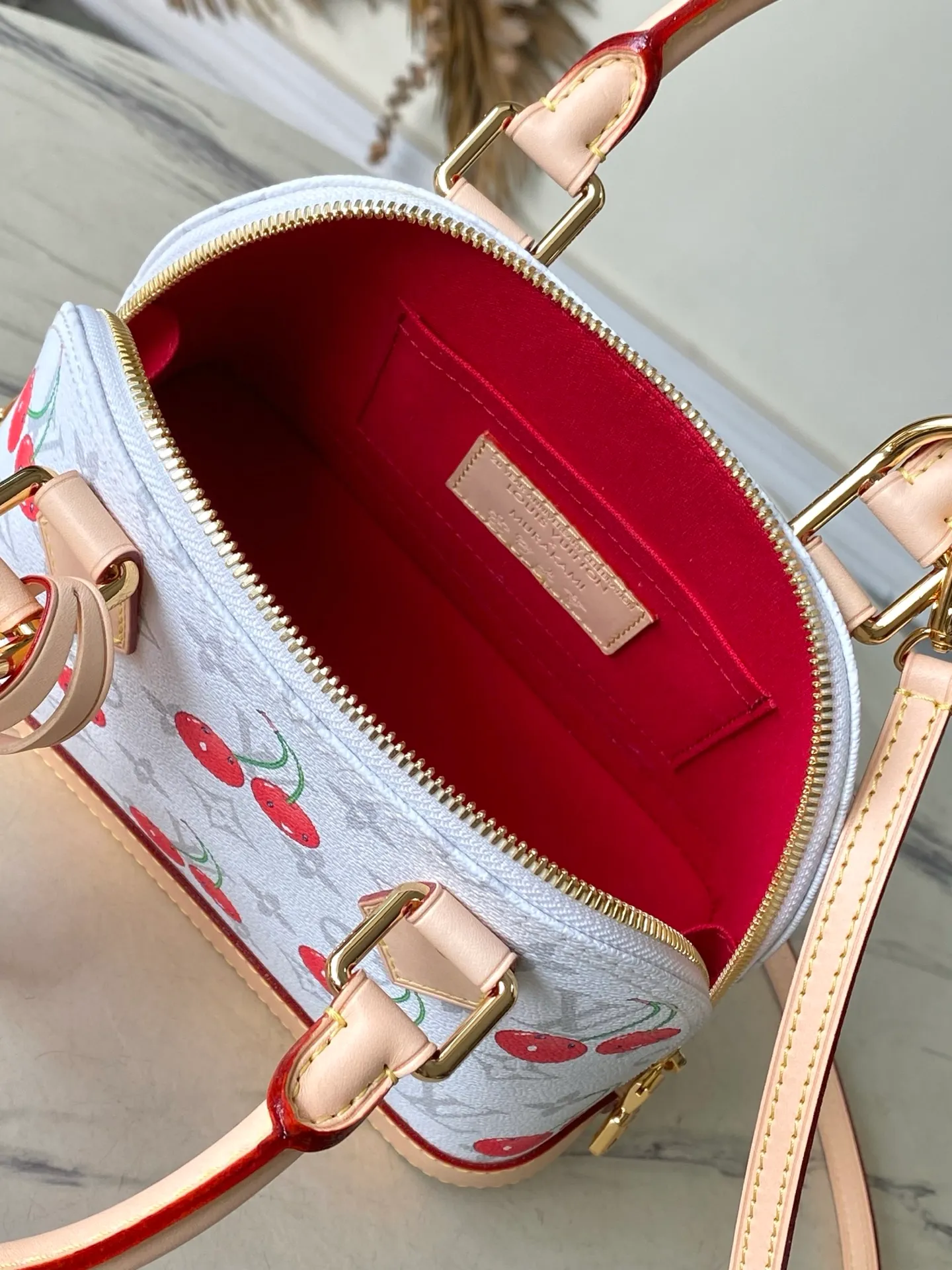 💰1100 Top Original Order M14234 This AlmaBB handbag blends into the joyful atmosphere of the Louis Vuitton x Takashi Murakami replica series, using Monogram coated canvas to outline the Art Deco style outline, highlighting the bright cherry pattern painted by the artist. The Toron top handle, bottom and bow-shaped key holder are all made of leather. Dimensions: 23.5 × 17.5 × 11.5 cm
