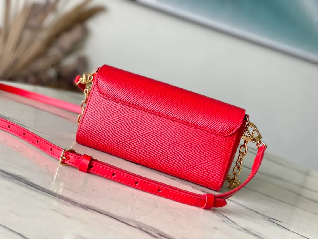 💰1160 (first-grain leather) top original order M83593 red water ripple twist series M83593 New Twist West pouch Handbag This grained Epi leather Twist West pouch is suitable for all occasions, allowing you to carry your essentials elegantly. She revisits the iconic Twist bag with a slim rectangular silhouette, accented by an adjustable shoulder strap and chain, both of which are removable. Its flaps close thanks to the collection's characteristic Twist buckle. 19 x 10.5 x 6.5 cm