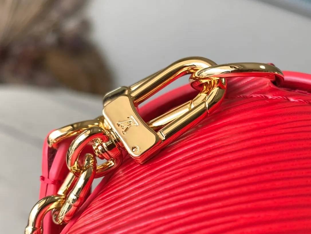 💰1160 (first-grain leather) top original order M83593 red water ripple twist series M83593 New Twist West pouch Handbag This grained Epi leather Twist West pouch is suitable for all occasions, allowing you to carry your essentials elegantly. She revisits the iconic Twist bag with a slim rectangular silhouette, accented by an adjustable shoulder strap and chain, both of which are removable. Its flaps close thanks to the collection's characteristic Twist buckle. 19 x 10.5 x 6.5 cm
