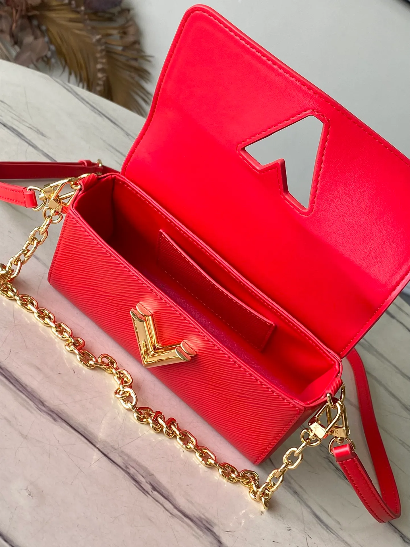 💰1160 (first-grain leather) top original order M83593 red water ripple twist series M83593 New Twist West pouch Handbag This grained Epi leather Twist West pouch is suitable for all occasions, allowing you to carry your essentials elegantly. She revisits the iconic Twist bag with a slim rectangular silhouette, accented by an adjustable shoulder strap and chain, both of which are removable. Its flaps close thanks to the collection's characteristic Twist buckle. 19 x 10.5 x 6.5 cm