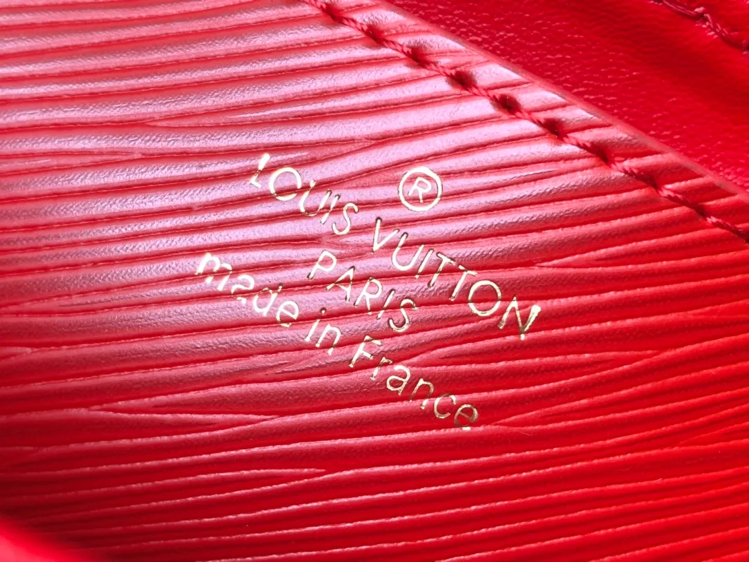 💰1160 (first-grain leather) top original order M83593 red water ripple twist series M83593 New Twist West pouch Handbag This grained Epi leather Twist West pouch is suitable for all occasions, allowing you to carry your essentials elegantly. She revisits the iconic Twist bag with a slim rectangular silhouette, accented by an adjustable shoulder strap and chain, both of which are removable. Its flaps close thanks to the collection's characteristic Twist buckle. 19 x 10.5 x 6.5 cm