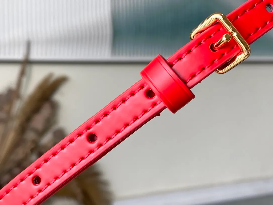 💰1160 (first-grain leather) top original order M83593 red water ripple twist series M83593 New Twist West pouch Handbag This grained Epi leather Twist West pouch is suitable for all occasions, allowing you to carry your essentials elegantly. She revisits the iconic Twist bag with a slim rectangular silhouette, accented by an adjustable shoulder strap and chain, both of which are removable. Its flaps close thanks to the collection's characteristic Twist buckle. 19 x 10.5 x 6.5 cm