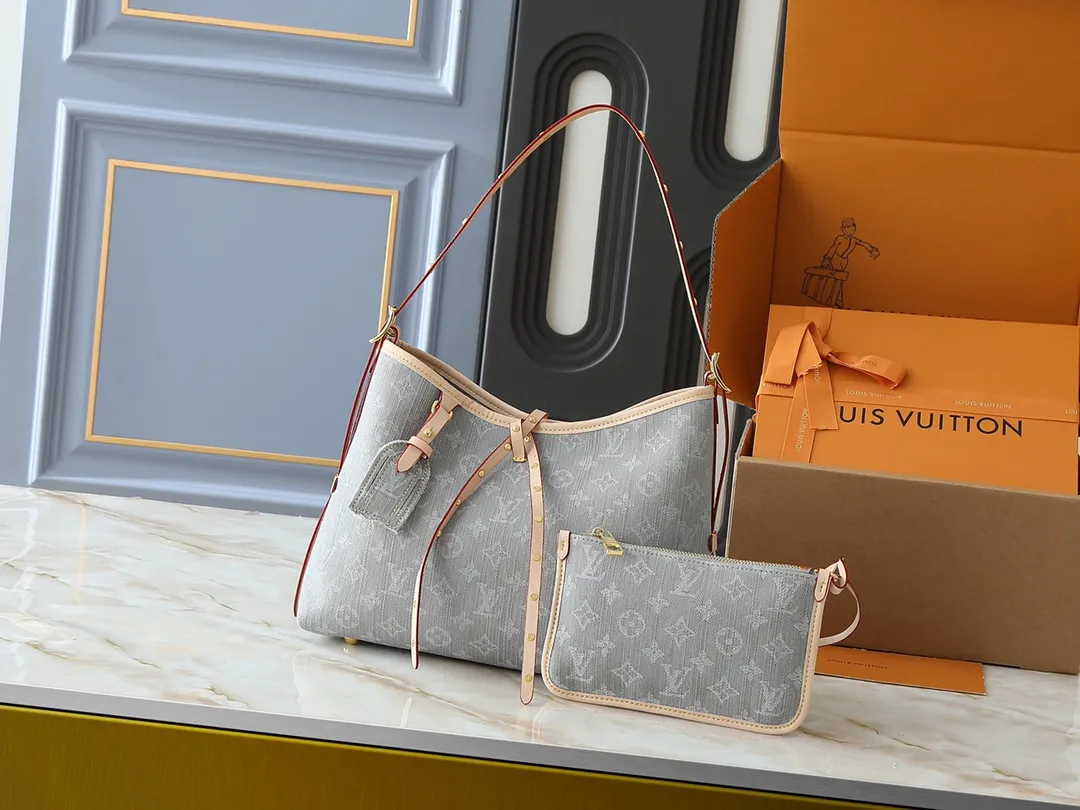 💰300💰Upgraded from the original M13289 M46197 M46203. This CarryAll medium handbag features the Monogram Denim pattern, which was born in 2005, on the cotton surface, and then uses Louis Vuitton's exquisite bleaching process to create a washed effect. Contrasting leather and removable name tags accentuate the sleek silhouette, and the zippered interior pocket can securely store valuables, making it a modern choice for traveling in the city. Dimensions: 39.0 x 30.0 x 15.0 cm (length x height x width)