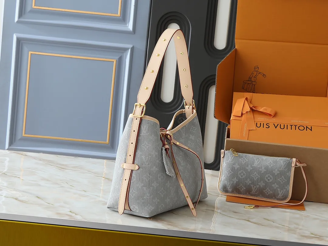💰300💰Upgraded from the original M13289 M46197 M46203. This CarryAll medium handbag features the Monogram Denim pattern, which was born in 2005, on the cotton surface, and then uses Louis Vuitton's exquisite bleaching process to create a washed effect. Contrasting leather and removable name tags accentuate the sleek silhouette, and the zippered interior pocket can securely store valuables, making it a modern choice for traveling in the city. Dimensions: 39.0 x 30.0 x 15.0 cm (length x height x width)