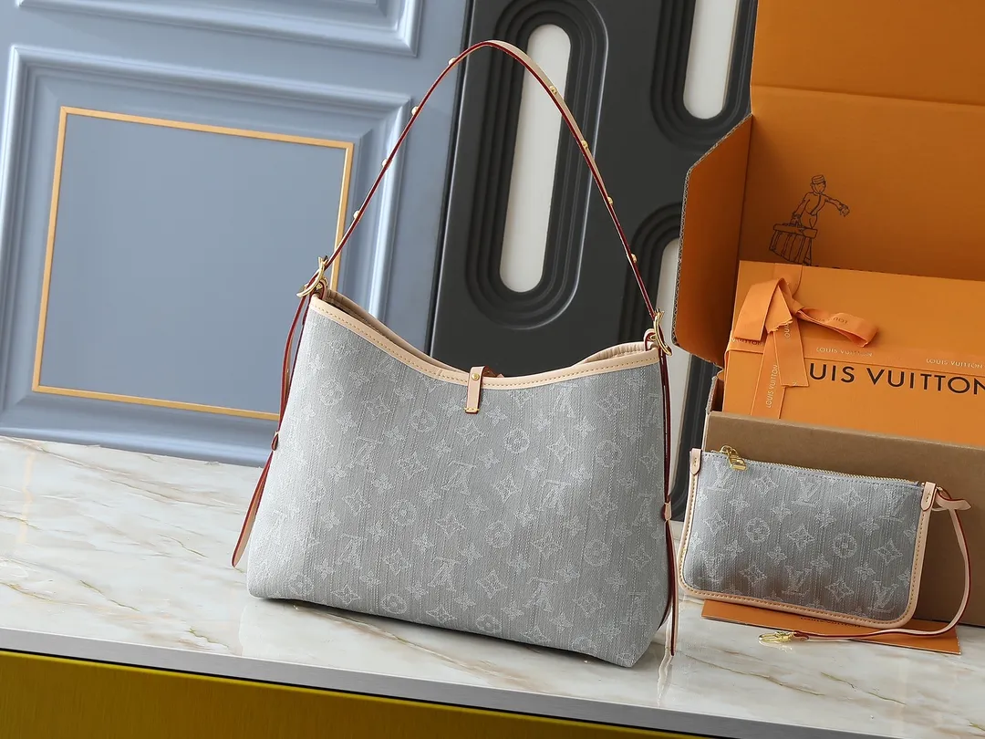 💰300💰Upgraded from the original M13289 M46197 M46203. This CarryAll medium handbag features the Monogram Denim pattern, which was born in 2005, on the cotton surface, and then uses Louis Vuitton's exquisite bleaching process to create a washed effect. Contrasting leather and removable name tags accentuate the sleek silhouette, and the zippered interior pocket can securely store valuables, making it a modern choice for traveling in the city. Dimensions: 39.0 x 30.0 x 15.0 cm (length x height x width)
