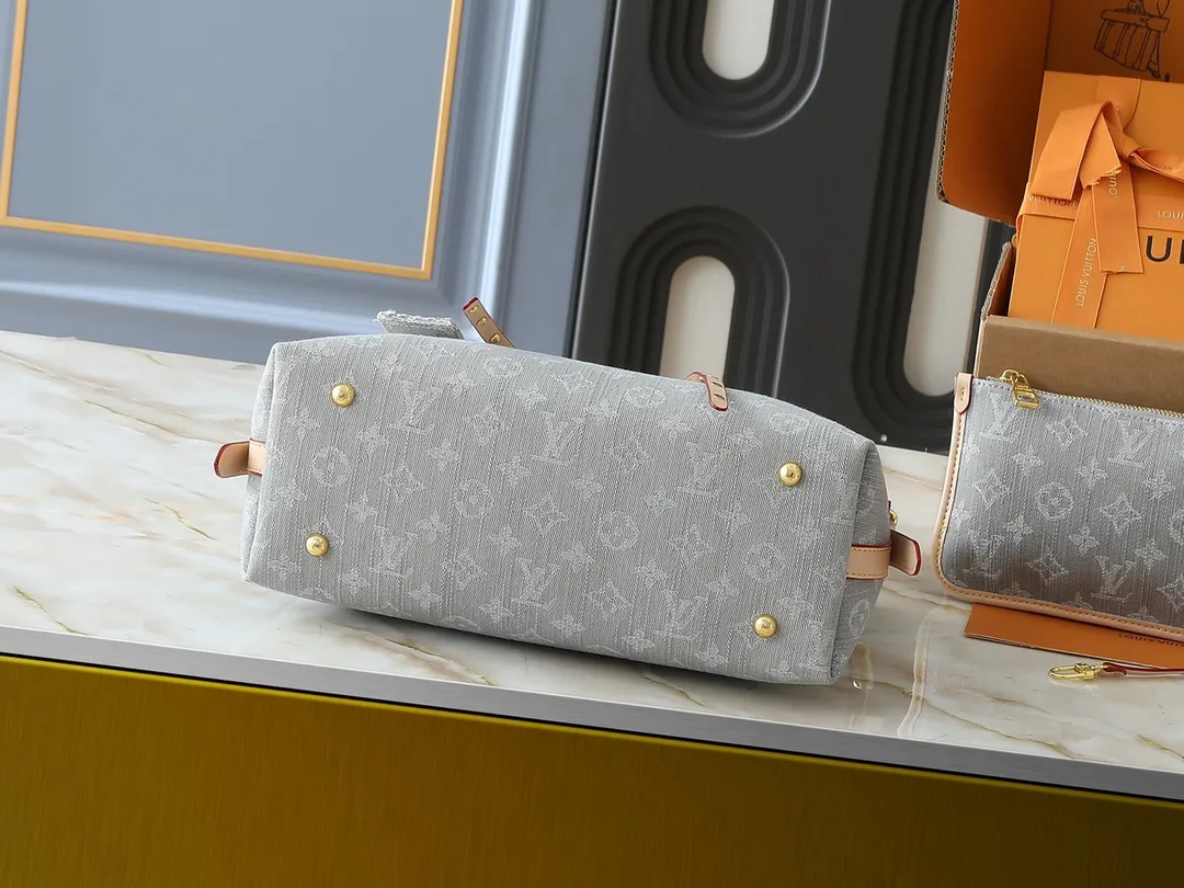 💰300💰Upgraded from the original M13289 M46197 M46203. This CarryAll medium handbag features the Monogram Denim pattern, which was born in 2005, on the cotton surface, and then uses Louis Vuitton's exquisite bleaching process to create a washed effect. Contrasting leather and removable name tags accentuate the sleek silhouette, and the zippered interior pocket can securely store valuables, making it a modern choice for traveling in the city. Dimensions: 39.0 x 30.0 x 15.0 cm (length x height x width)