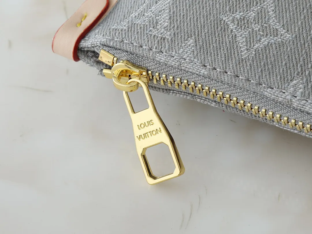 💰300💰Upgraded from the original M13289 M46197 M46203. This CarryAll medium handbag features the Monogram Denim pattern, which was born in 2005, on the cotton surface, and then uses Louis Vuitton's exquisite bleaching process to create a washed effect. Contrasting leather and removable name tags accentuate the sleek silhouette, and the zippered interior pocket can securely store valuables, making it a modern choice for traveling in the city. Dimensions: 39.0 x 30.0 x 15.0 cm (length x height x width)