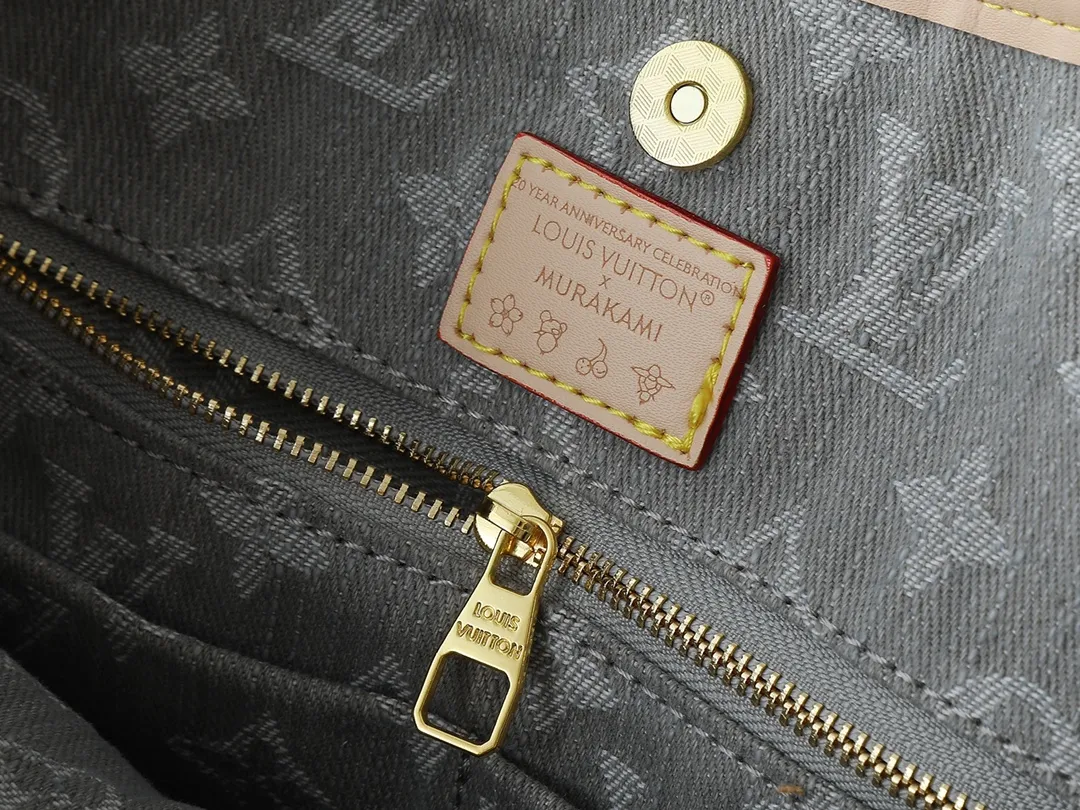 💰300💰Upgraded from the original M13289 M46197 M46203. This CarryAll medium handbag features the Monogram Denim pattern, which was born in 2005, on the cotton surface, and then uses Louis Vuitton's exquisite bleaching process to create a washed effect. Contrasting leather and removable name tags accentuate the sleek silhouette, and the zippered interior pocket can securely store valuables, making it a modern choice for traveling in the city. Dimensions: 39.0 x 30.0 x 15.0 cm (length x height x width)
