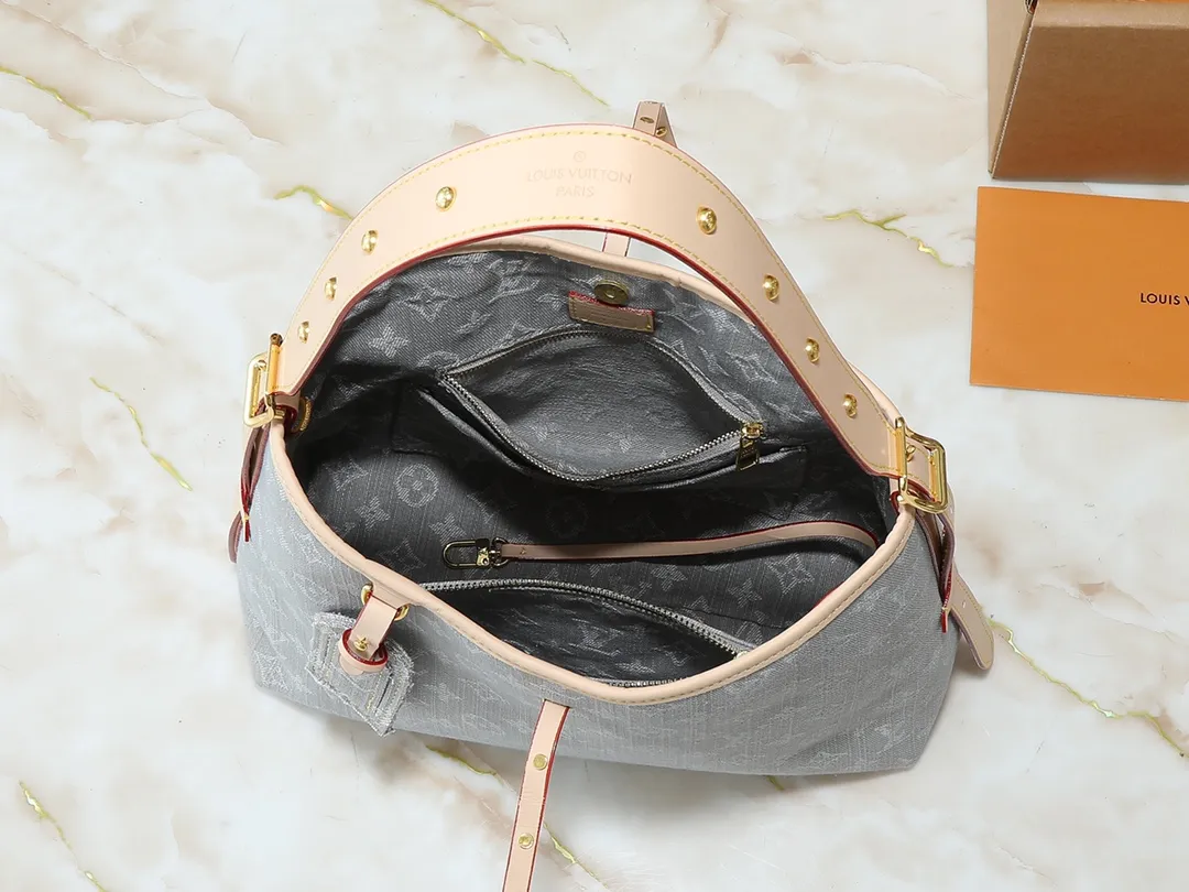 💰300💰Upgraded from the original M13289 M46197 M46203. This CarryAll medium handbag features the Monogram Denim pattern, which was born in 2005, on the cotton surface, and then uses Louis Vuitton's exquisite bleaching process to create a washed effect. Contrasting leather and removable name tags accentuate the sleek silhouette, and the zippered interior pocket can securely store valuables, making it a modern choice for traveling in the city. Dimensions: 39.0 x 30.0 x 15.0 cm (length x height x width)