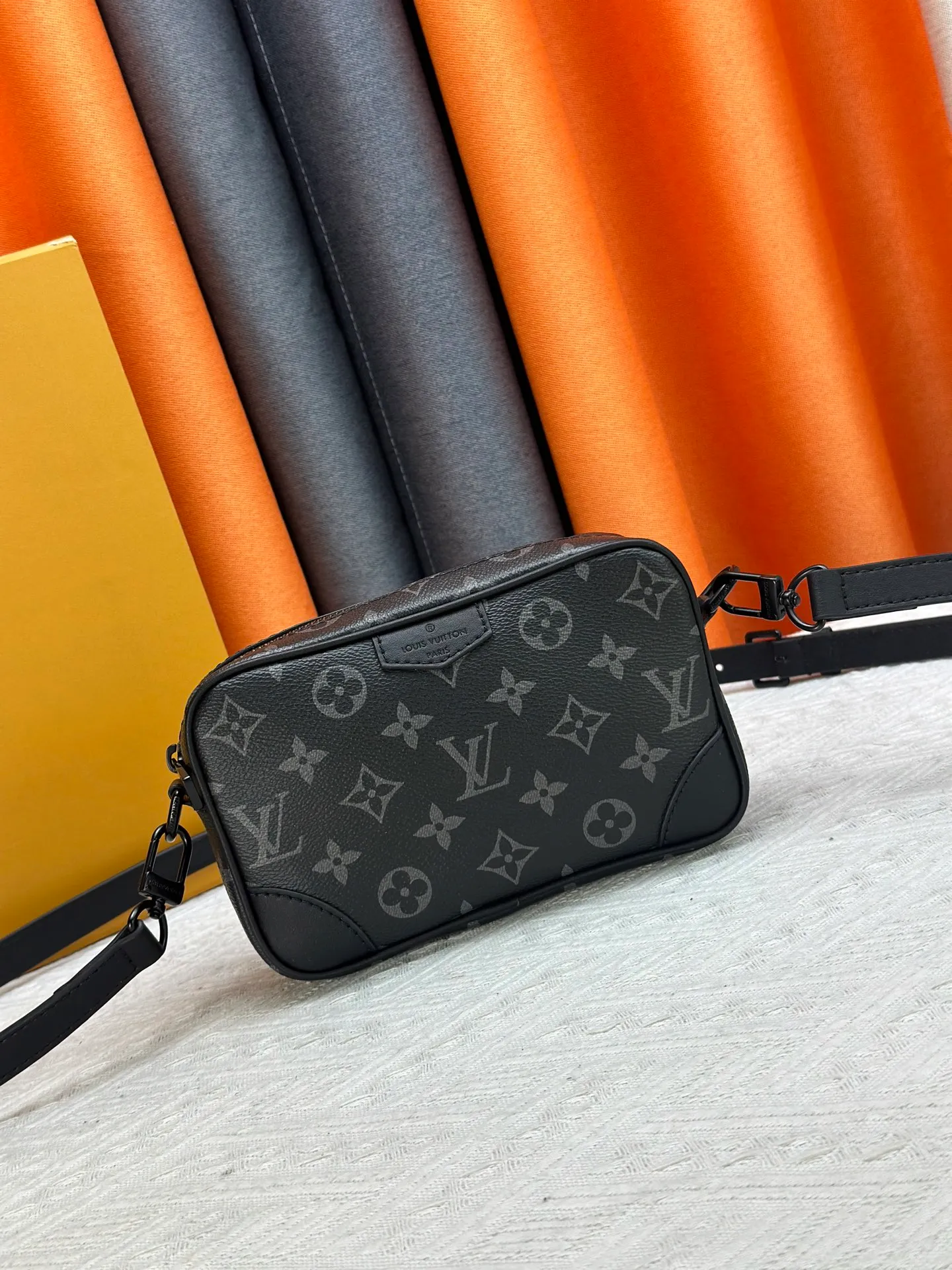 P220 Guangzhou goods M14253 M14058 M26737 M14684 The Trocadéro mini handbag is made of Monogram canvas, vintage cow leather trim and reinforced front corners. It pays tribute to Louis Vuitton's legendary history and combines retro charm with sophisticated modernity. Inspired by Louis Vuitton's cross-body bags designed in the 1980s, it features a removable and adjustable shoulder strap. 20.0 x 13.0 x 6.5 cm (length x height x width)