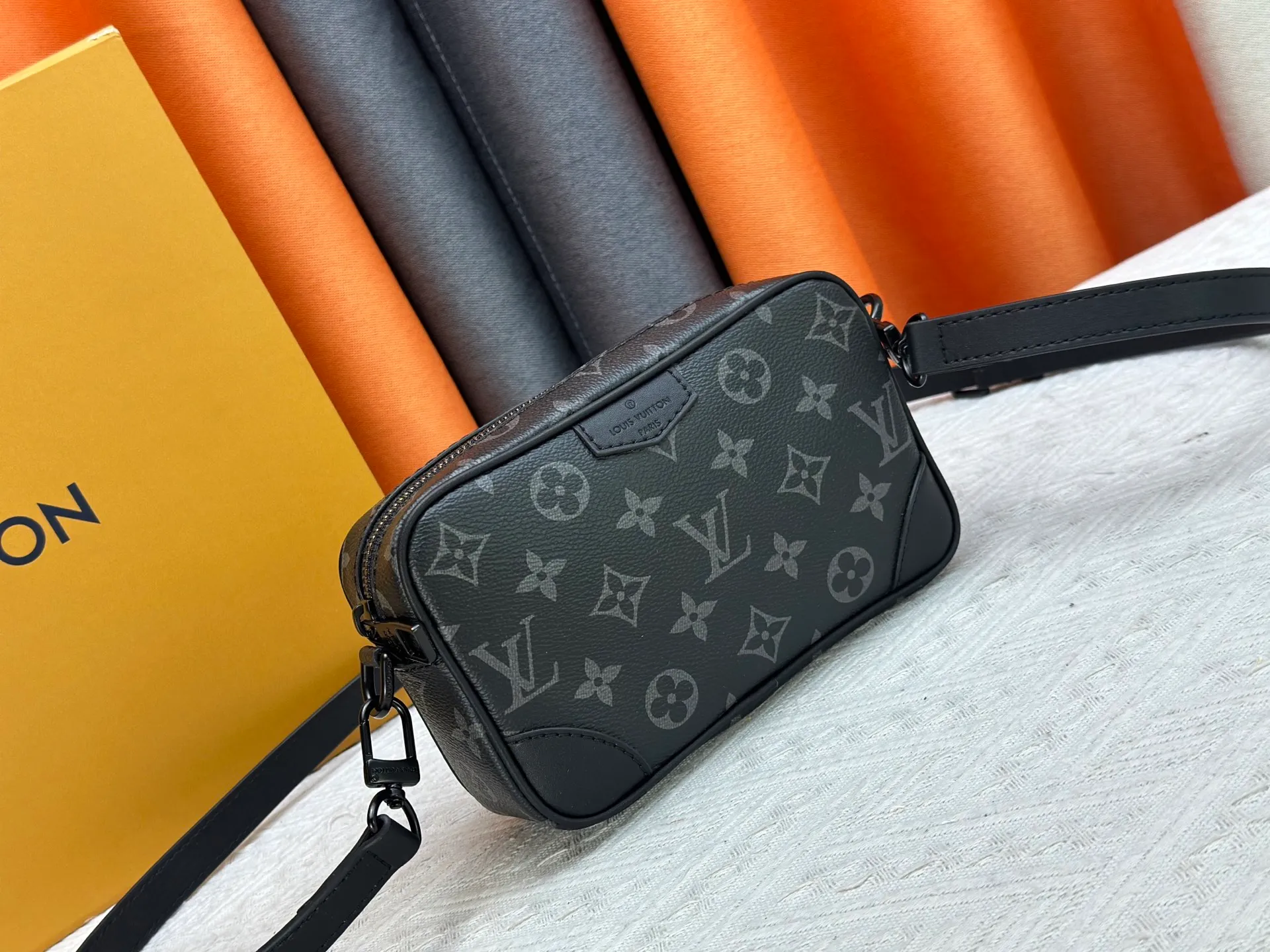 P220 Guangzhou goods M14253 M14058 M26737 M14684 The Trocadéro mini handbag is made of Monogram canvas, vintage cow leather trim and reinforced front corners. It pays tribute to Louis Vuitton's legendary history and combines retro charm with sophisticated modernity. Inspired by Louis Vuitton's cross-body bags designed in the 1980s, it features a removable and adjustable shoulder strap. 20.0 x 13.0 x 6.5 cm (length x height x width)