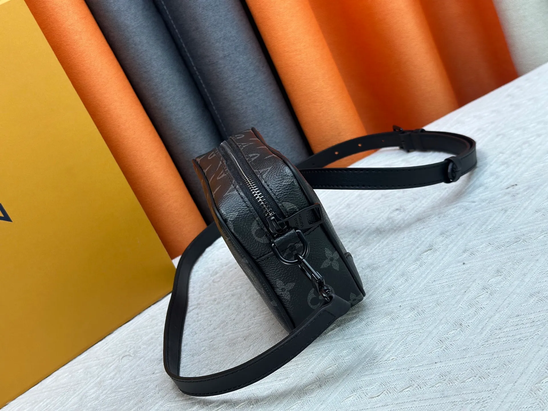 P220 Guangzhou goods M14253 M14058 M26737 M14684 The Trocadéro mini handbag is made of Monogram canvas, vintage cow leather trim and reinforced front corners. It pays tribute to Louis Vuitton's legendary history and combines retro charm with sophisticated modernity. Inspired by Louis Vuitton's cross-body bags designed in the 1980s, it features a removable and adjustable shoulder strap. 20.0 x 13.0 x 6.5 cm (length x height x width)