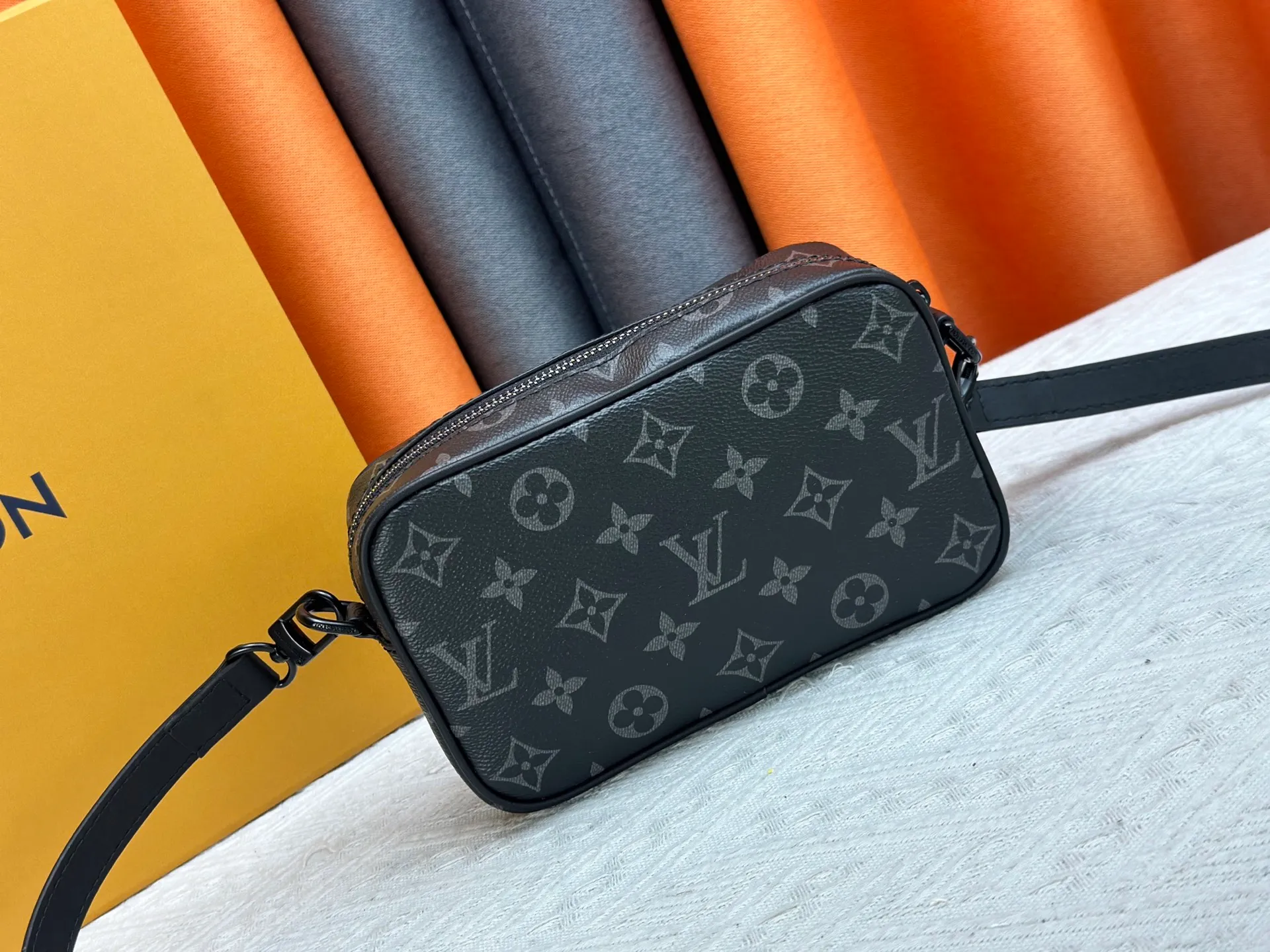 P220 Guangzhou goods M14253 M14058 M26737 M14684 The Trocadéro mini handbag is made of Monogram canvas, vintage cow leather trim and reinforced front corners. It pays tribute to Louis Vuitton's legendary history and combines retro charm with sophisticated modernity. Inspired by Louis Vuitton's cross-body bags designed in the 1980s, it features a removable and adjustable shoulder strap. 20.0 x 13.0 x 6.5 cm (length x height x width)