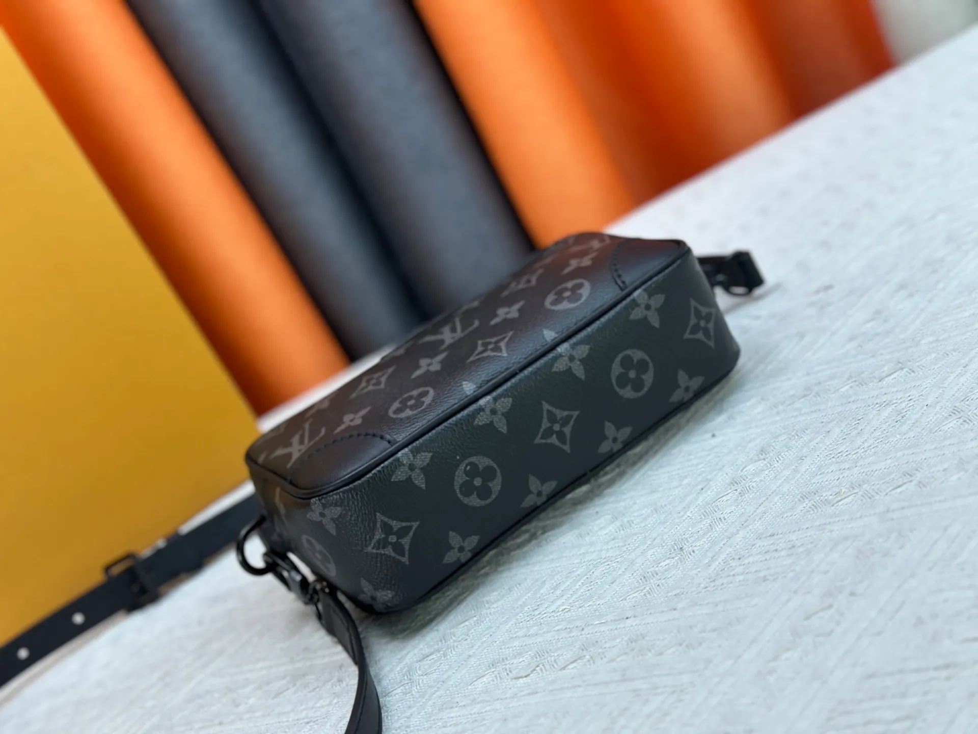 P220 Guangzhou goods M14253 M14058 M26737 M14684 The Trocadéro mini handbag is made of Monogram canvas, vintage cow leather trim and reinforced front corners. It pays tribute to Louis Vuitton's legendary history and combines retro charm with sophisticated modernity. Inspired by Louis Vuitton's cross-body bags designed in the 1980s, it features a removable and adjustable shoulder strap. 20.0 x 13.0 x 6.5 cm (length x height x width)