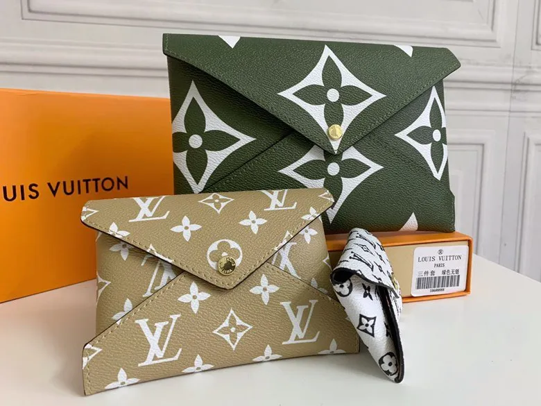 💰170 💎Handbag M67600 The special Pochette Kirigami three-in-one handbag in the green Catogram series is the joint creation of Louis Vuitton women's artistic director Nicolas Ghesquière and legendary fashion editor Grace Coddington. Size: 23x16.5x0.3 (can hold iPad): 15.5x11.5x0.3 (can hold passport): 10x7x0.3 (can hold card holder)