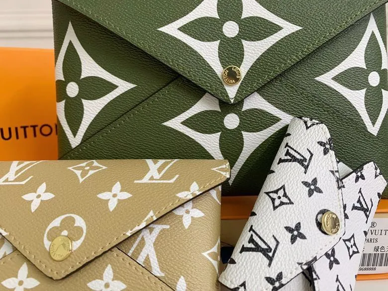💰170 💎Handbag M67600 The special Pochette Kirigami three-in-one handbag in the green Catogram series is the joint creation of Louis Vuitton women's artistic director Nicolas Ghesquière and legendary fashion editor Grace Coddington. Size: 23x16.5x0.3 (can hold iPad): 15.5x11.5x0.3 (can hold passport): 10x7x0.3 (can hold card holder)