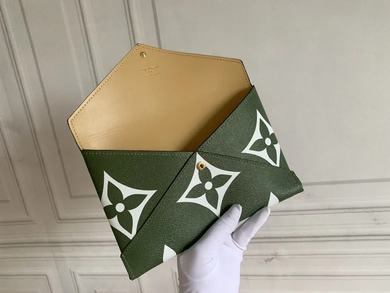 💰170 💎Handbag M67600 The special Pochette Kirigami three-in-one handbag in the green Catogram series is the joint creation of Louis Vuitton women's artistic director Nicolas Ghesquière and legendary fashion editor Grace Coddington. Size: 23x16.5x0.3 (can hold iPad): 15.5x11.5x0.3 (can hold passport): 10x7x0.3 (can hold card holder)