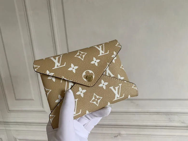 💰170 💎Handbag M67600 The special Pochette Kirigami three-in-one handbag in the green Catogram series is the joint creation of Louis Vuitton women's artistic director Nicolas Ghesquière and legendary fashion editor Grace Coddington. Size: 23x16.5x0.3 (can hold iPad): 15.5x11.5x0.3 (can hold passport): 10x7x0.3 (can hold card holder)