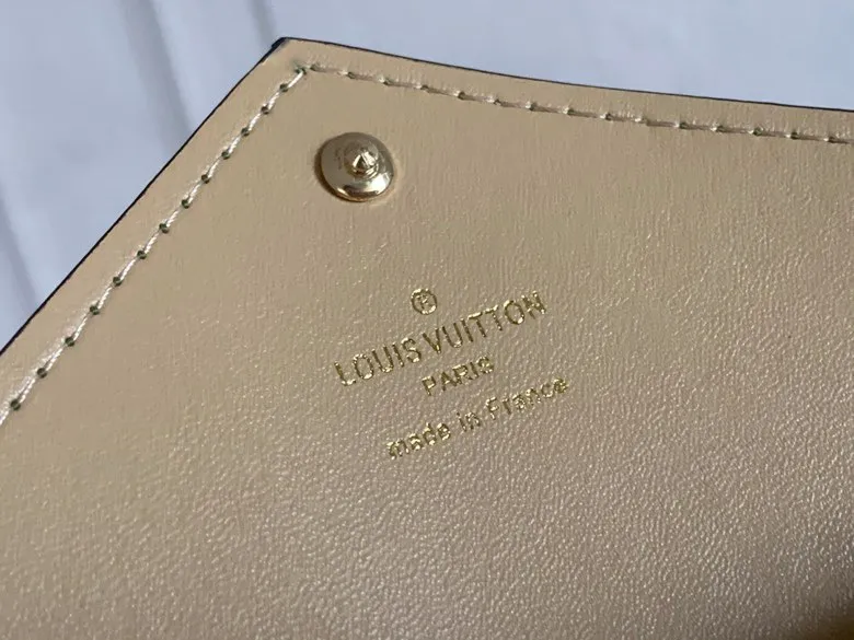 💰170 💎Handbag M67600 The special Pochette Kirigami three-in-one handbag in the green Catogram series is the joint creation of Louis Vuitton women's artistic director Nicolas Ghesquière and legendary fashion editor Grace Coddington. Size: 23x16.5x0.3 (can hold iPad): 15.5x11.5x0.3 (can hold passport): 10x7x0.3 (can hold card holder)