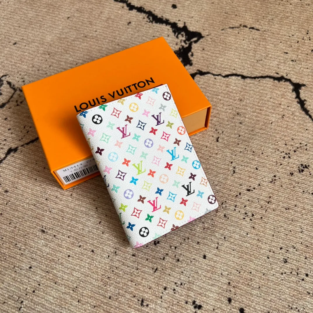 Factory Price 280 Top Original LV x TM Passport Case M13414 White Color (White Color Black Color-Takashi Murakami) This passport cover is lined with coated canvas and cow leather, and the Monogram pattern is updated with the rainbow tones of artist Takashi Murakami, which expresses the smart style of the Louis Vuitton x Murakami collaboration series. Card compartments and multiple pockets add functional details. Dimensions: 14 x 2.5 x 10 cm