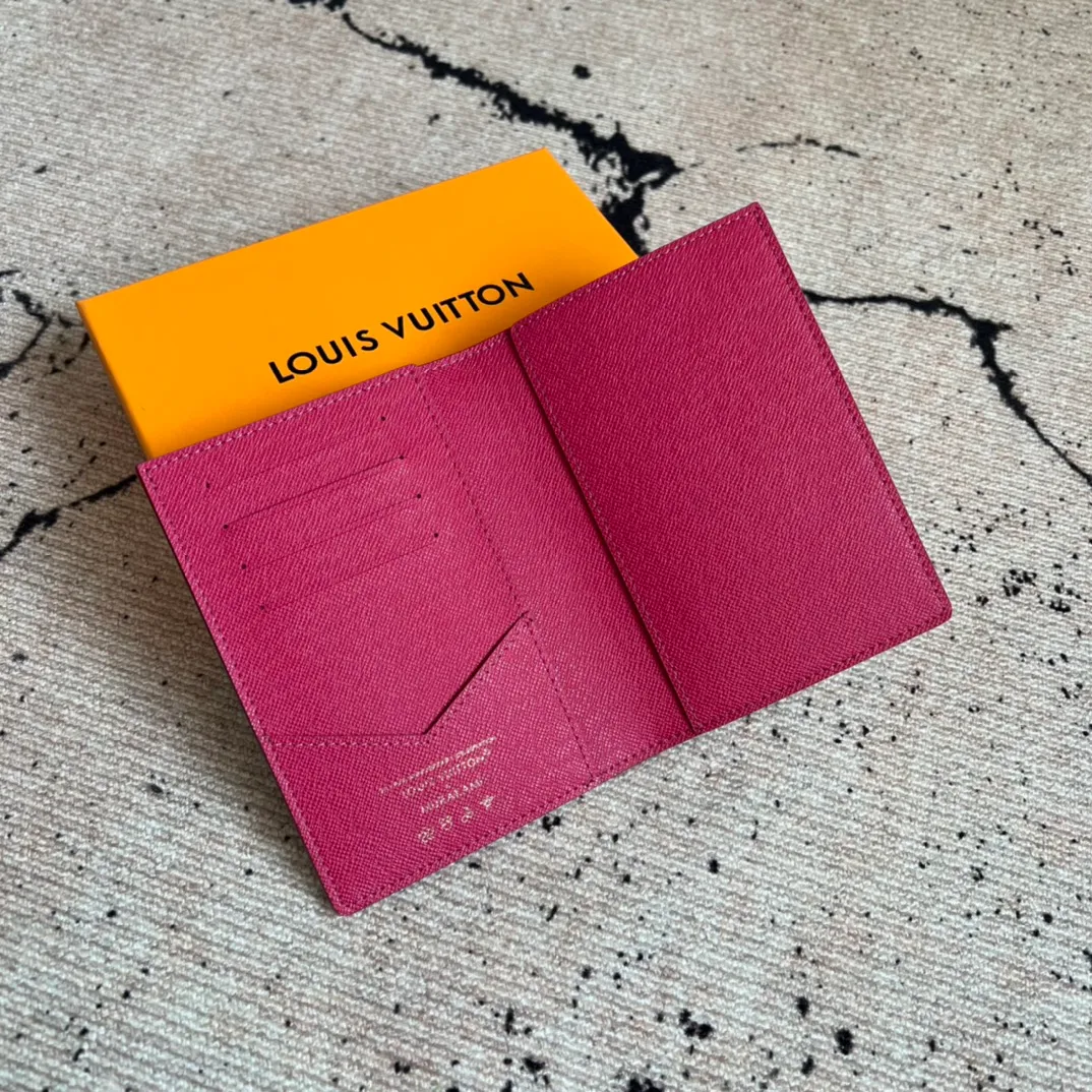 Factory Price 280 Top Original LV x TM Passport Case M13414 White Color (White Color Black Color-Takashi Murakami) This passport cover is lined with coated canvas and cow leather, and the Monogram pattern is updated with the rainbow tones of artist Takashi Murakami, which expresses the smart style of the Louis Vuitton x Murakami collaboration series. Card compartments and multiple pockets add functional details. Dimensions: 14 x 2.5 x 10 cm