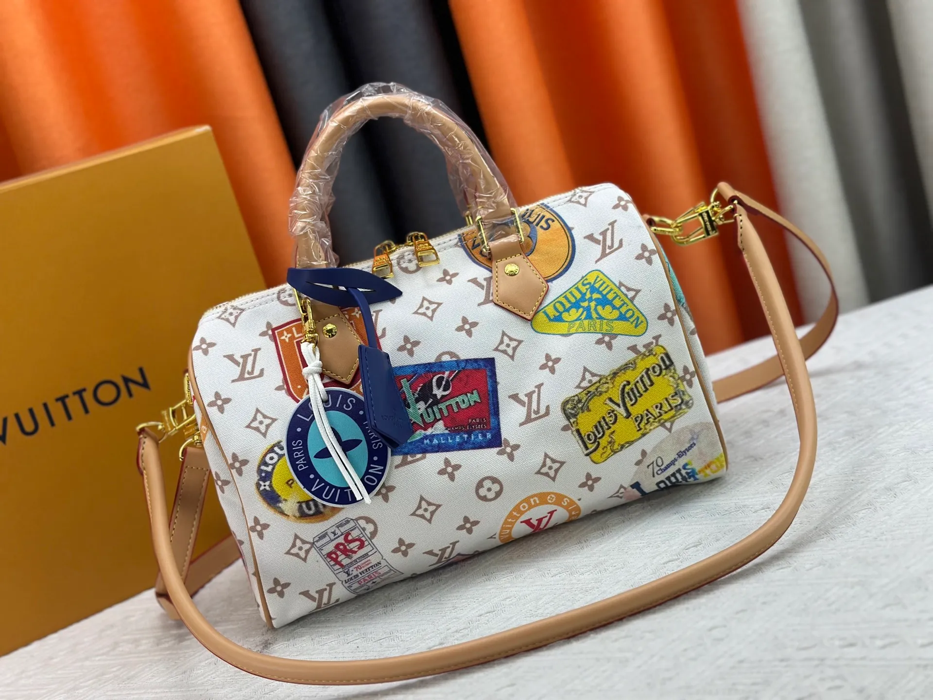 P340 M14587 This Speedy Soft 30 handbag interprets Monogram Dune elements with retro touches, with aircraft-shaped decoration and collage effect label, paying tribute to the design of Gaston Louis Vuitton collection series. The long handle makes it easy to carry on the shoulder, making it a great travel companion. 30.0 x 21.0 x 17.0 cm (length x height x width)
