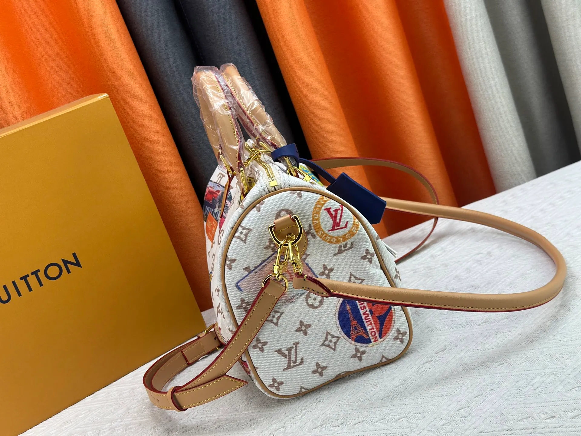 P340 M14587 This Speedy Soft 30 handbag interprets Monogram Dune elements with retro touches, with aircraft-shaped decoration and collage effect label, paying tribute to the design of Gaston Louis Vuitton collection series. The long handle makes it easy to carry on the shoulder, making it a great travel companion. 30.0 x 21.0 x 17.0 cm (length x height x width)
