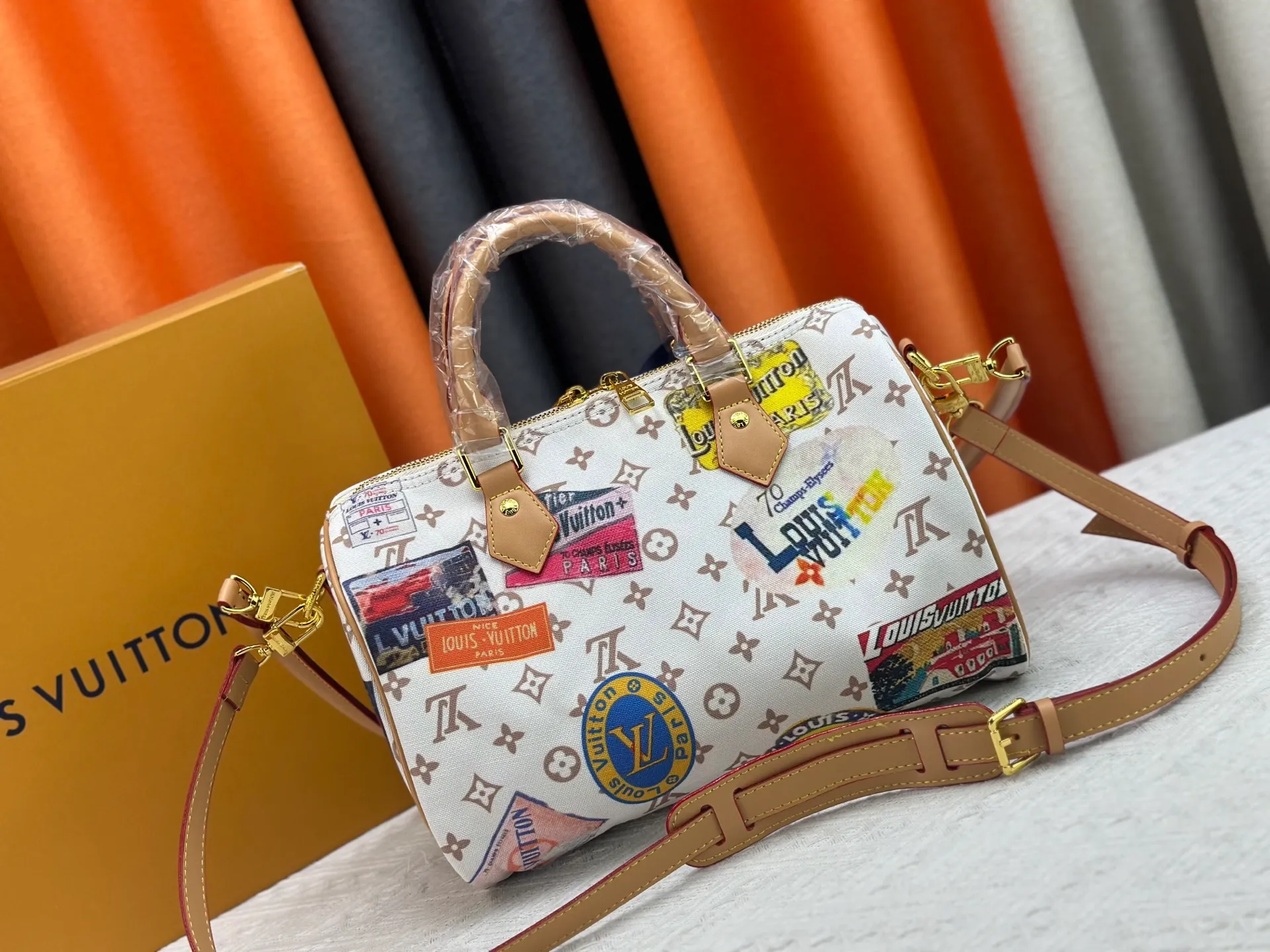 P340 M14587 This Speedy Soft 30 handbag interprets Monogram Dune elements with retro touches, with aircraft-shaped decoration and collage effect label, paying tribute to the design of Gaston Louis Vuitton collection series. The long handle makes it easy to carry on the shoulder, making it a great travel companion. 30.0 x 21.0 x 17.0 cm (length x height x width)