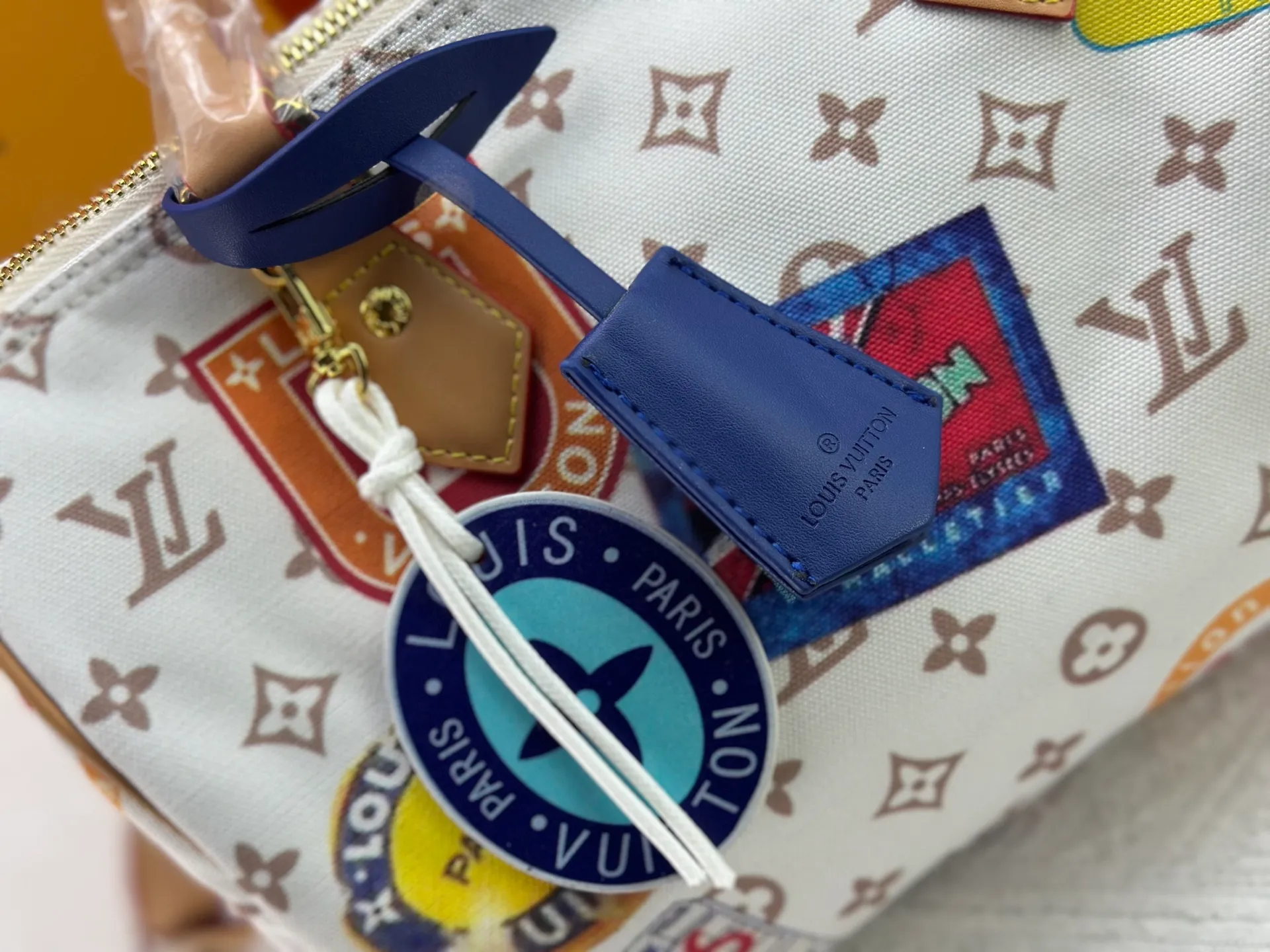 P340 M14587 This Speedy Soft 30 handbag interprets Monogram Dune elements with retro touches, with aircraft-shaped decoration and collage effect label, paying tribute to the design of Gaston Louis Vuitton collection series. The long handle makes it easy to carry on the shoulder, making it a great travel companion. 30.0 x 21.0 x 17.0 cm (length x height x width)