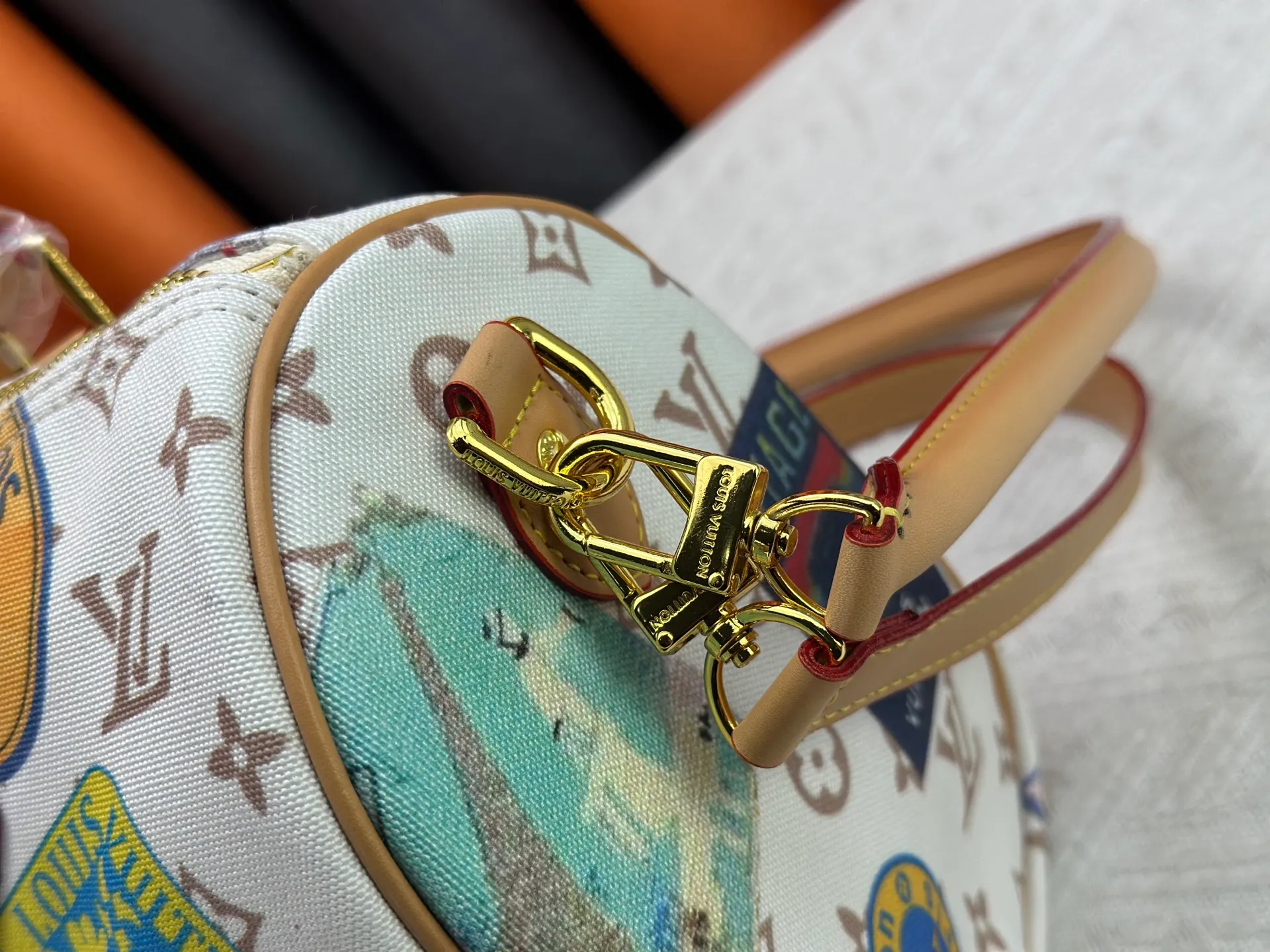 P340 M14587 This Speedy Soft 30 handbag interprets Monogram Dune elements with retro touches, with aircraft-shaped decoration and collage effect label, paying tribute to the design of Gaston Louis Vuitton collection series. The long handle makes it easy to carry on the shoulder, making it a great travel companion. 30.0 x 21.0 x 17.0 cm (length x height x width)