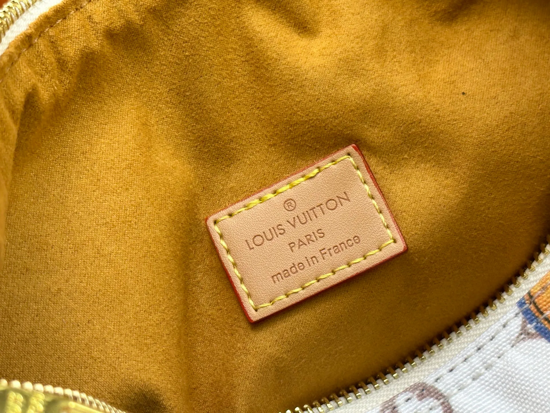P340 M14587 This Speedy Soft 30 handbag interprets Monogram Dune elements with retro touches, with aircraft-shaped decoration and collage effect label, paying tribute to the design of Gaston Louis Vuitton collection series. The long handle makes it easy to carry on the shoulder, making it a great travel companion. 30.0 x 21.0 x 17.0 cm (length x height x width)