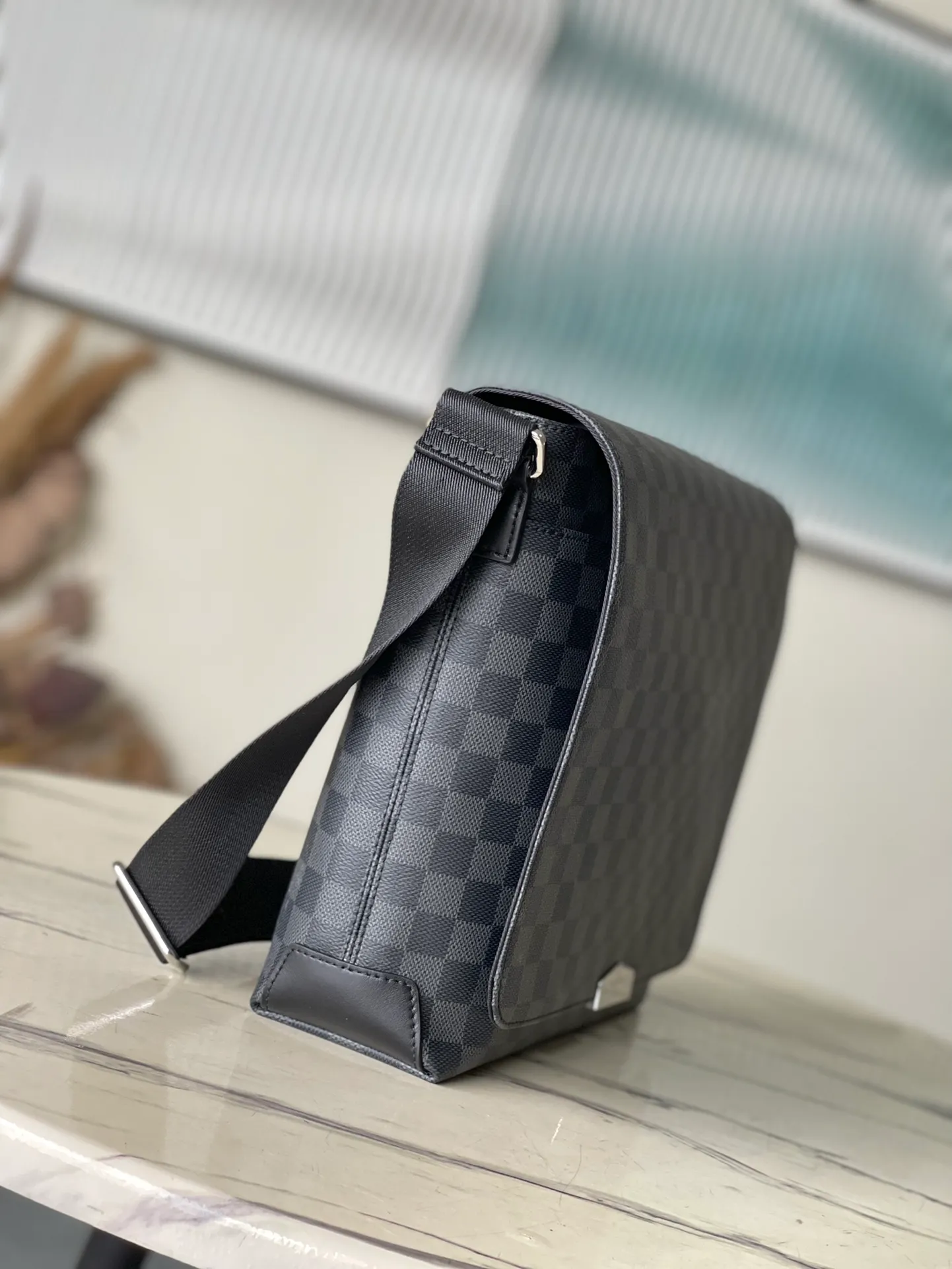 💰800 Top Original Order N40350 Medium New District The new District medium messenger bag continues its elegant details, light texture and ample space, making it a functional and trendy choice in daily life. Detailed features31 x 27 x 8 cm