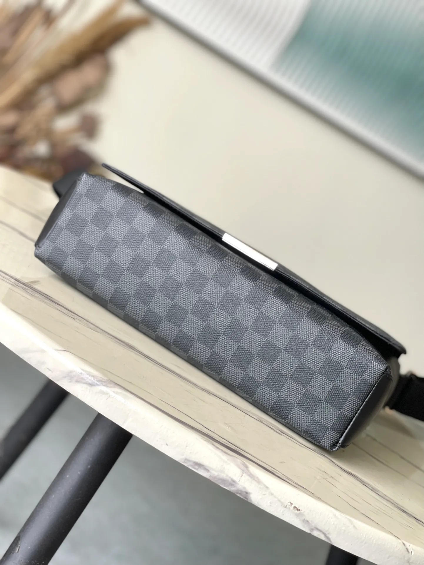 💰800 Top Original Order N40350 Medium New District The new District medium messenger bag continues its elegant details, light texture and ample space, making it a functional and trendy choice in daily life. Detailed features31 x 27 x 8 cm