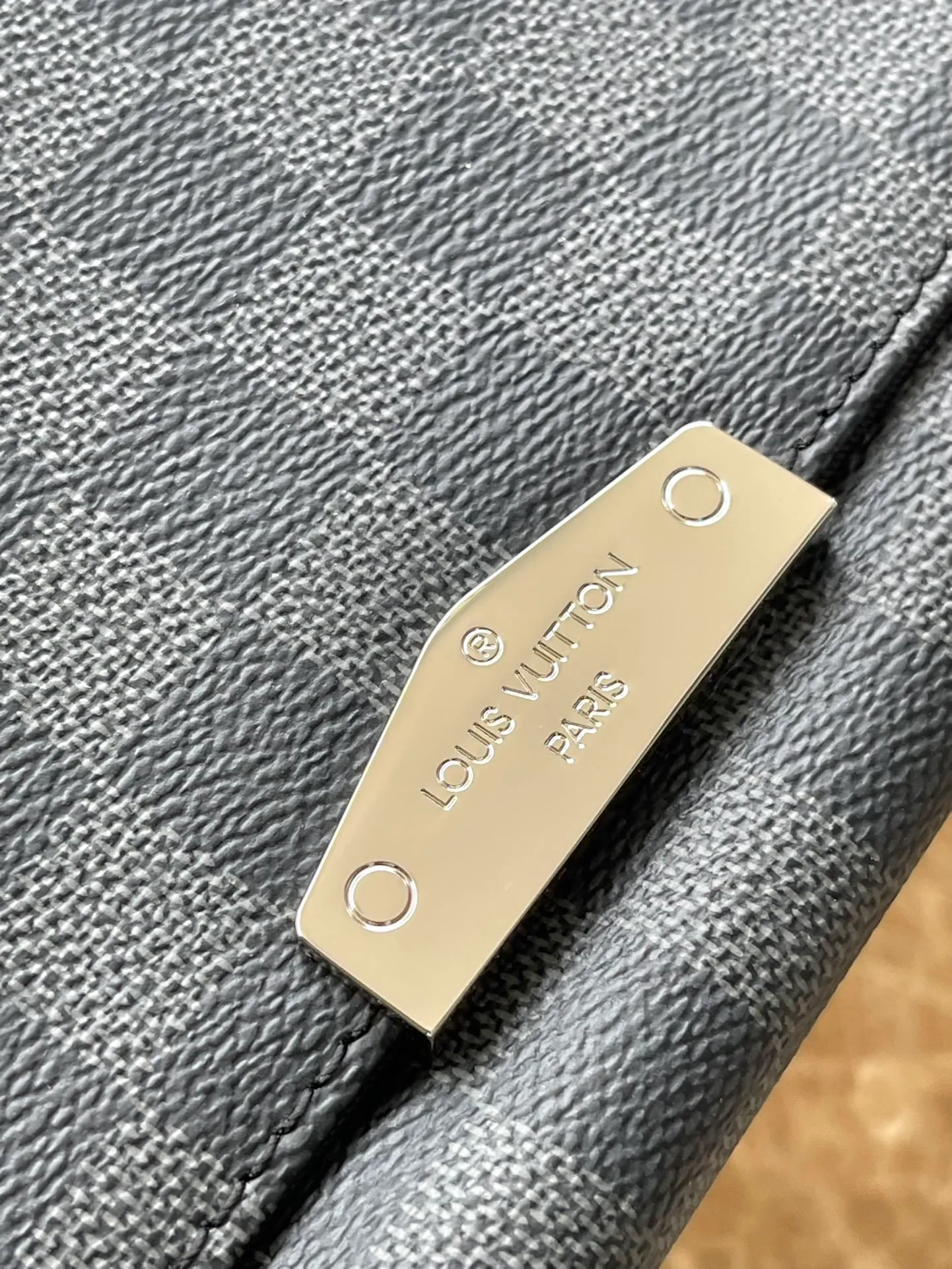 💰800 Top Original Order N40350 Medium New District The new District medium messenger bag continues its elegant details, light texture and ample space, making it a functional and trendy choice in daily life. Detailed features31 x 27 x 8 cm