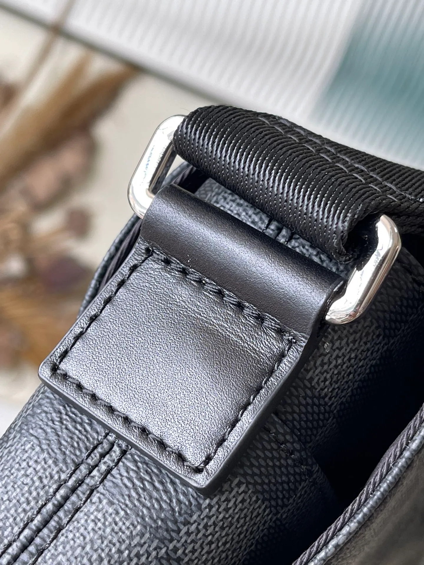 💰800 Top Original Order N40350 Medium New District The new District medium messenger bag continues its elegant details, light texture and ample space, making it a functional and trendy choice in daily life. Detailed features31 x 27 x 8 cm