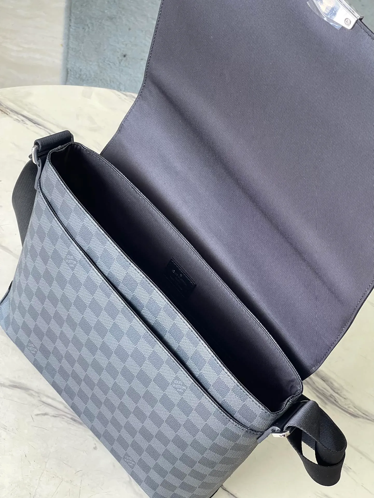 💰800 Top Original Order N40350 Medium New District The new District medium messenger bag continues its elegant details, light texture and ample space, making it a functional and trendy choice in daily life. Detailed features31 x 27 x 8 cm
