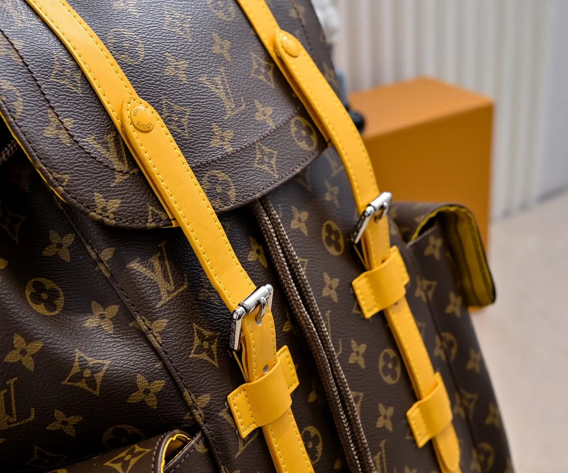 Batch 💰440 Guangzhou goods upgraded original model number M12729 Presbyopia blue M13202 Presbyopia khaki 41379 This Christopher medium backpack is from the LV Colormania series. It is made of Monogram Macassar canvas with bright leather trim, which complements the fabric lining. The side pockets offer roomy storage and drawstrings and snaps provide easy opening and closing. Detailed Features 38 x 44 x 12.5 cm (Length x Height x Width) Monogram Macassar Coated canvas and cow leather Cow leather trim Fabric lining Metal hardware Flap closure Snap and drawstring fastening Side pockets Internal tablet pocket Zippered internal pocket Internal patch pocket Handles: Single handle