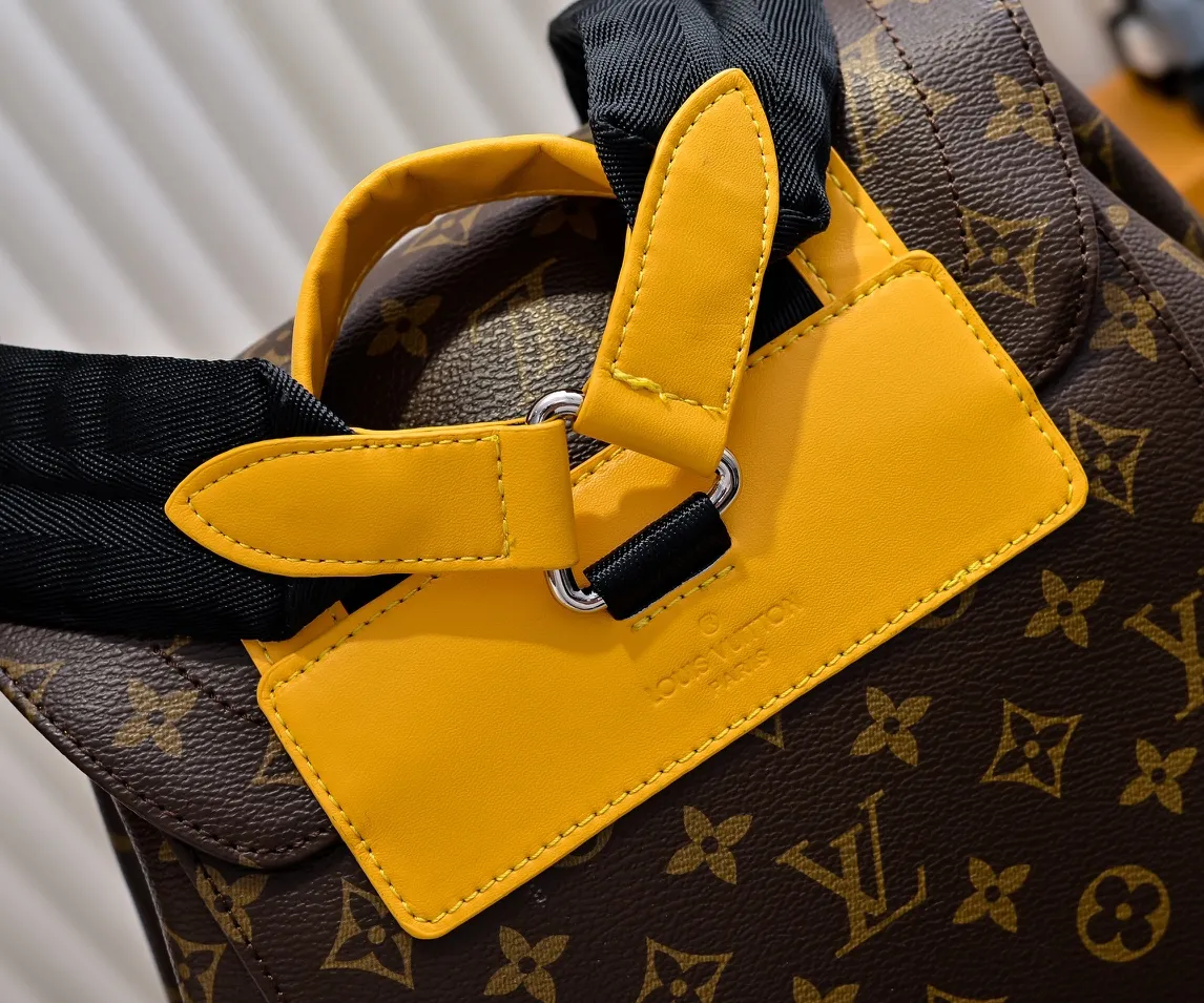 Batch 💰440 Guangzhou goods upgraded original model number M12729 Presbyopia blue M13202 Presbyopia khaki 41379 This Christopher medium backpack is from the LV Colormania series. It is made of Monogram Macassar canvas with bright leather trim, which complements the fabric lining. The side pockets offer roomy storage and drawstrings and snaps provide easy opening and closing. Detailed Features 38 x 44 x 12.5 cm (Length x Height x Width) Monogram Macassar Coated canvas and cow leather Cow leather trim Fabric lining Metal hardware Flap closure Snap and drawstring fastening Side pockets Internal tablet pocket Zippered internal pocket Internal patch pocket Handles: Single handle
