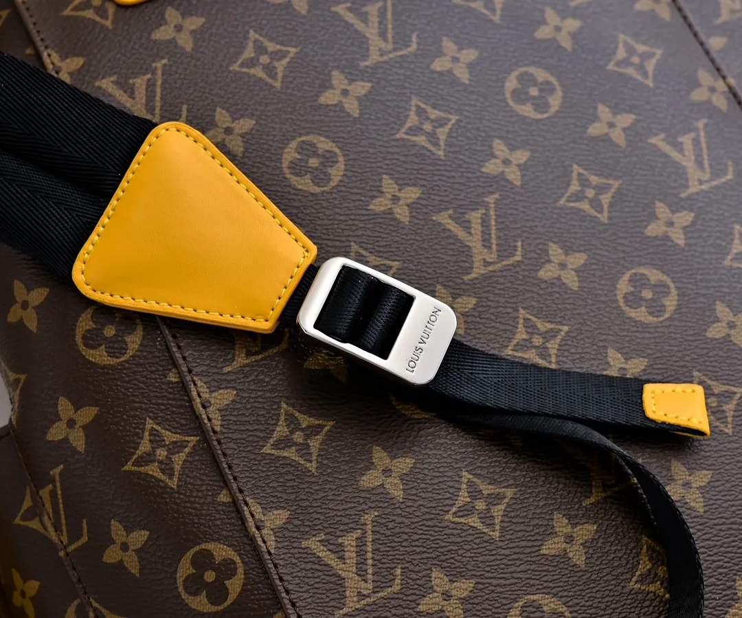 Batch 💰440 Guangzhou goods upgraded original model number M12729 Presbyopia blue M13202 Presbyopia khaki 41379 This Christopher medium backpack is from the LV Colormania series. It is made of Monogram Macassar canvas with bright leather trim, which complements the fabric lining. The side pockets offer roomy storage and drawstrings and snaps provide easy opening and closing. Detailed Features 38 x 44 x 12.5 cm (Length x Height x Width) Monogram Macassar Coated canvas and cow leather Cow leather trim Fabric lining Metal hardware Flap closure Snap and drawstring fastening Side pockets Internal tablet pocket Zippered internal pocket Internal patch pocket Handles: Single handle
