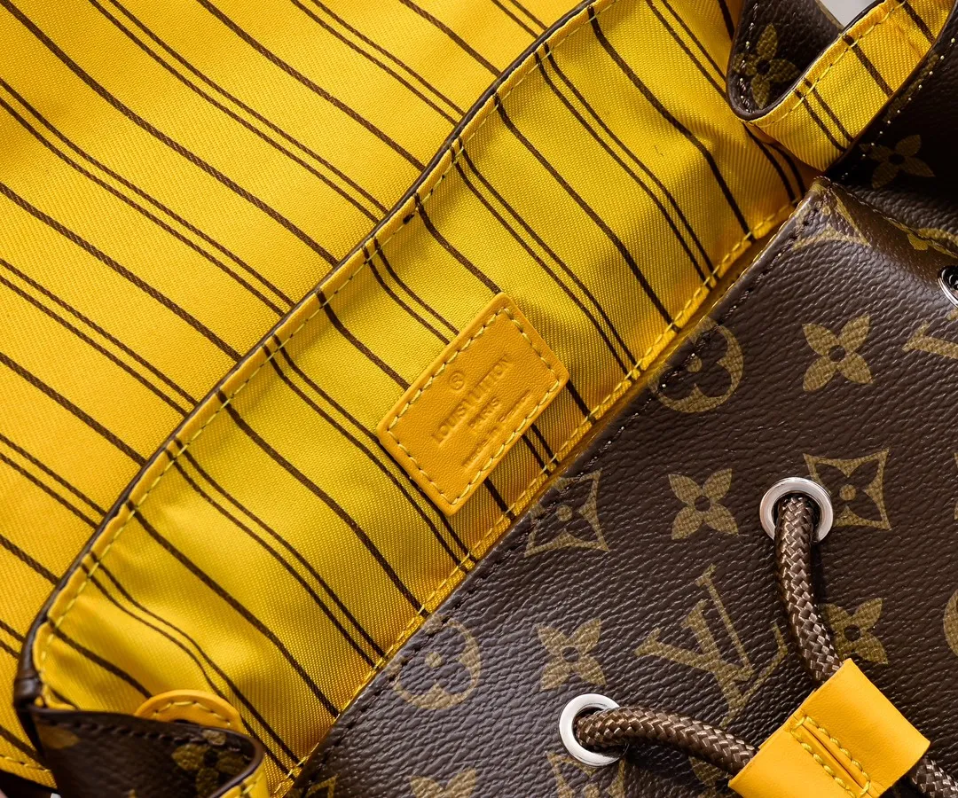 Batch 💰440 Guangzhou goods upgraded original model number M12729 Presbyopia blue M13202 Presbyopia khaki 41379 This Christopher medium backpack is from the LV Colormania series. It is made of Monogram Macassar canvas with bright leather trim, which complements the fabric lining. The side pockets offer roomy storage and drawstrings and snaps provide easy opening and closing. Detailed Features 38 x 44 x 12.5 cm (Length x Height x Width) Monogram Macassar Coated canvas and cow leather Cow leather trim Fabric lining Metal hardware Flap closure Snap and drawstring fastening Side pockets Internal tablet pocket Zippered internal pocket Internal patch pocket Handles: Single handle