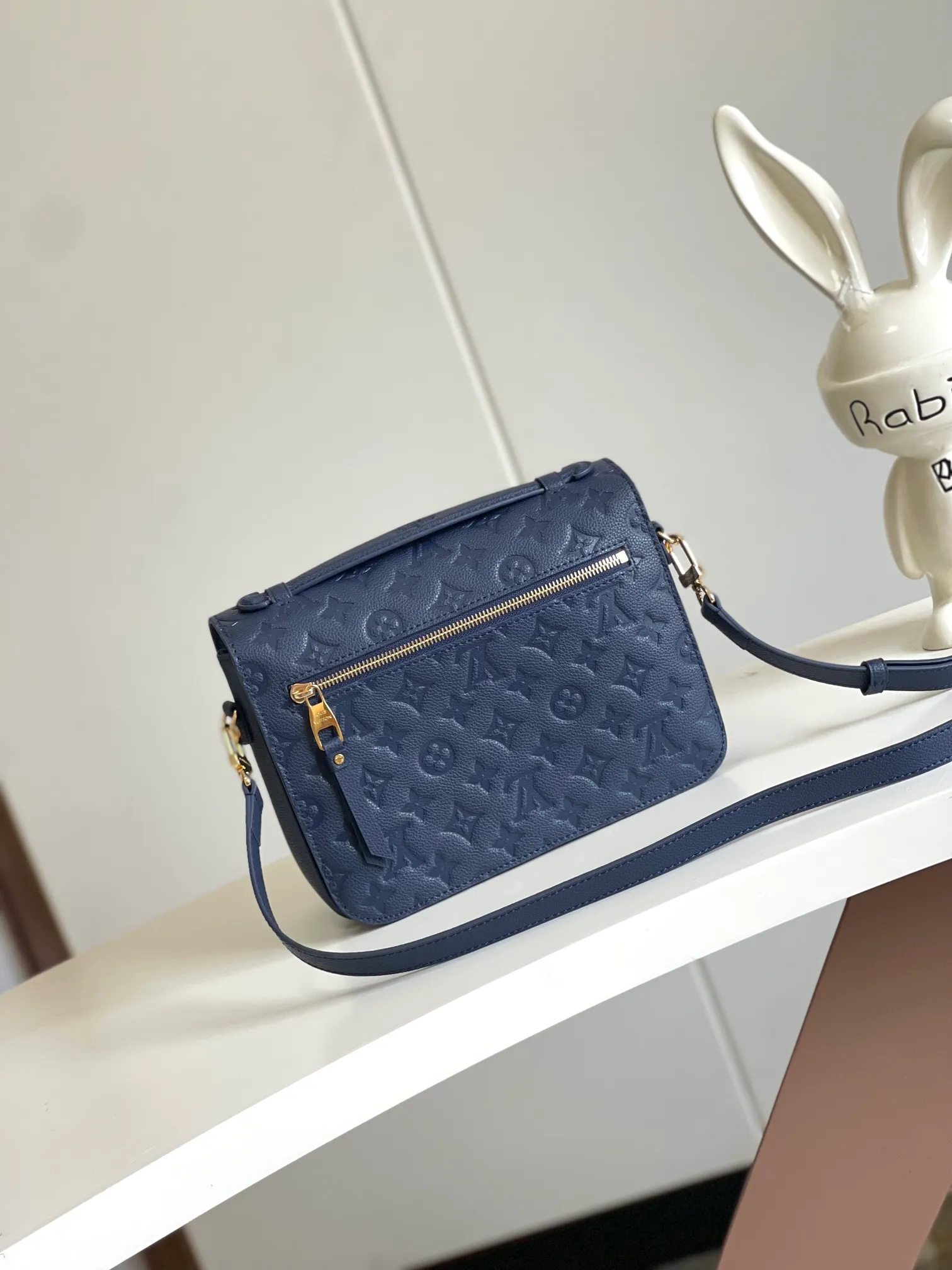 P1300 [Top original item, unique home photo, dynamic chip] [Metis messenger bag] M47142 blue M40780M46552M41487 M44071 M12711 M44881 The latest version of the top-notch version on the market is shipped. The three-dimensional shape and exquisite internal design allow this handbag to hold all daily essentials, while the Monogram Empreinte leather adds a sense of elegance to it. Compact size with multiple practical pockets and compartments. Special S-shaped steel lock with original vacuum nano-plating technology. Feel free to feel the quality as shown in the picture. Access the counter at will. Size: 25 x 19 x 9cm.