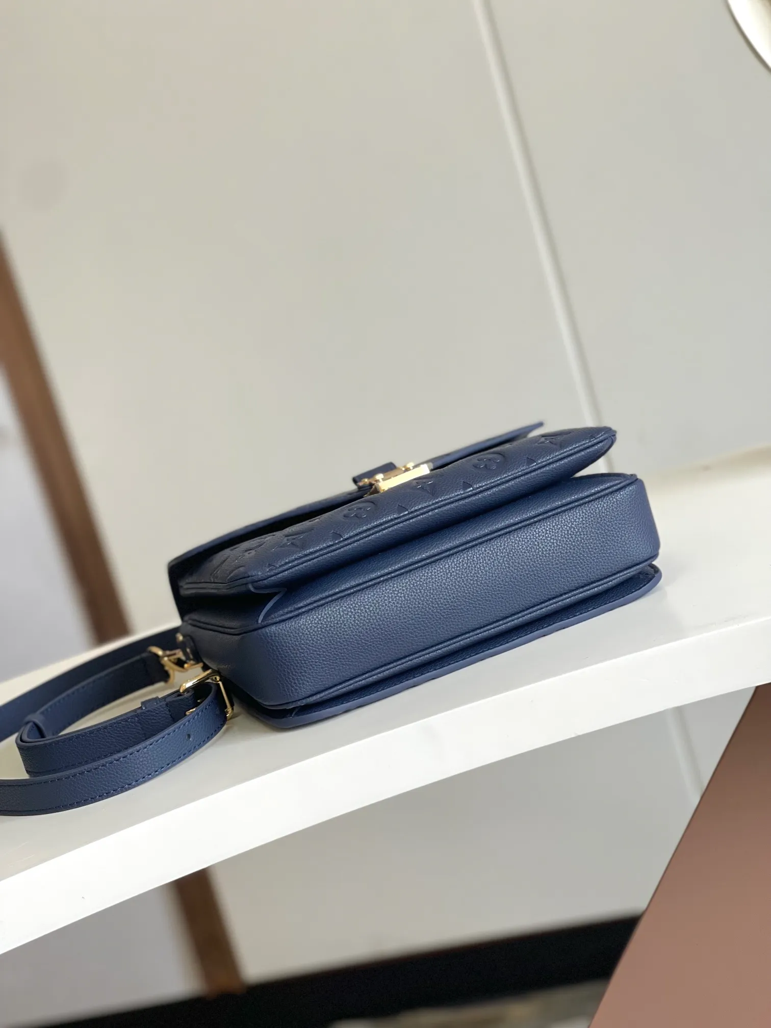 P1300 [Top original item, unique home photo, dynamic chip] [Metis messenger bag] M47142 blue M40780M46552M41487 M44071 M12711 M44881 The latest version of the top-notch version on the market is shipped. The three-dimensional shape and exquisite internal design allow this handbag to hold all daily essentials, while the Monogram Empreinte leather adds a sense of elegance to it. Compact size with multiple practical pockets and compartments. Special S-shaped steel lock with original vacuum nano-plating technology. Feel free to feel the quality as shown in the picture. Access the counter at will. Size: 25 x 19 x 9cm.