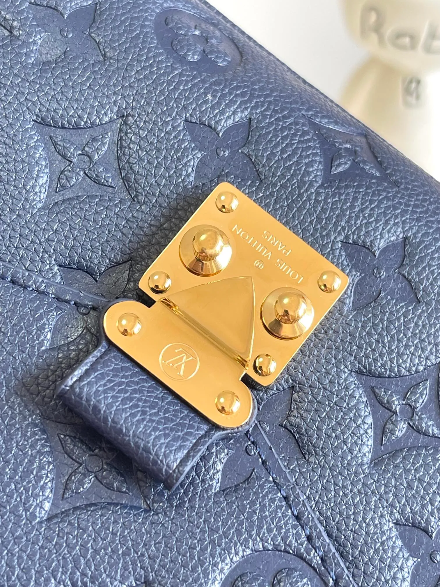 P1300 [Top original item, unique home photo, dynamic chip] [Metis messenger bag] M47142 blue M40780M46552M41487 M44071 M12711 M44881 The latest version of the top-notch version on the market is shipped. The three-dimensional shape and exquisite internal design allow this handbag to hold all daily essentials, while the Monogram Empreinte leather adds a sense of elegance to it. Compact size with multiple practical pockets and compartments. Special S-shaped steel lock with original vacuum nano-plating technology. Feel free to feel the quality as shown in the picture. Access the counter at will. Size: 25 x 19 x 9cm.